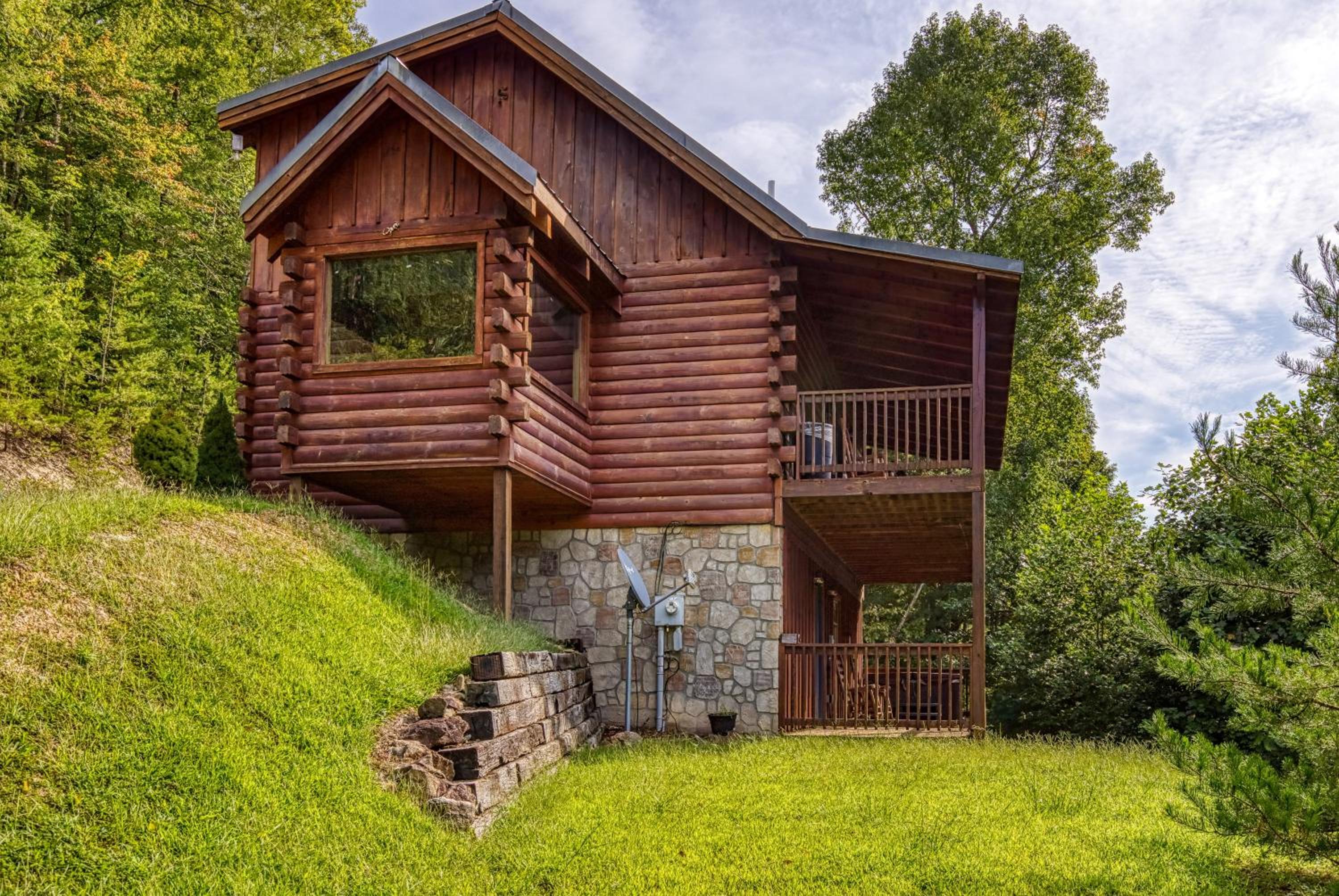 Pandora's Retreat, Hot Tub, Game Room, WIFI, Free Attraction Tickets!!!