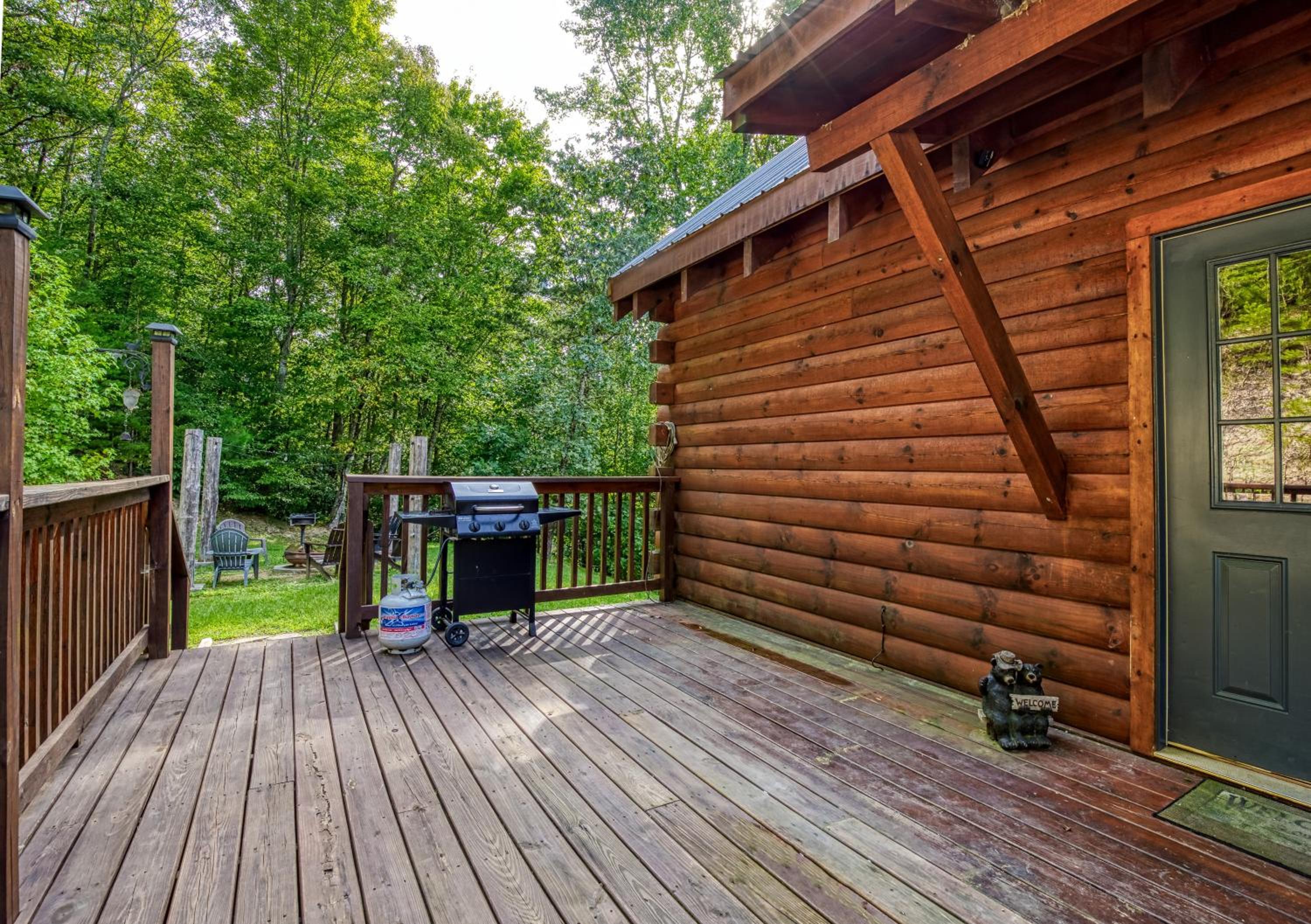 Pandora's Retreat, Hot Tub, Game Room, WIFI, Free Attraction Tickets!!!