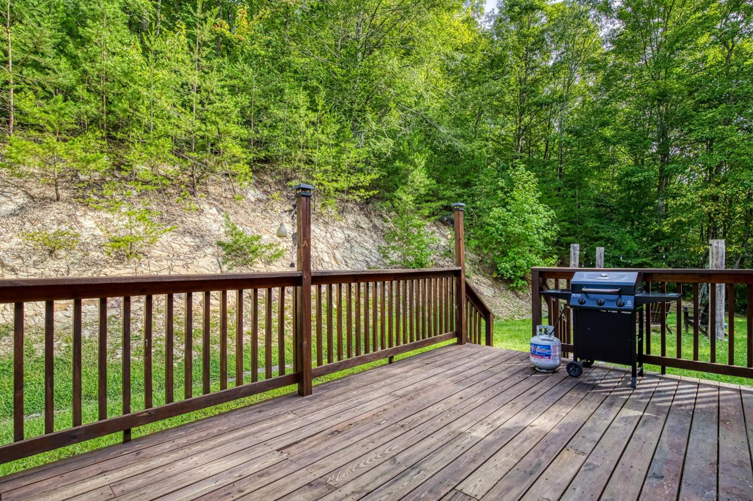 Pandora's Retreat, Hot Tub, Game Room, WIFI, Free Attraction Tickets!!!