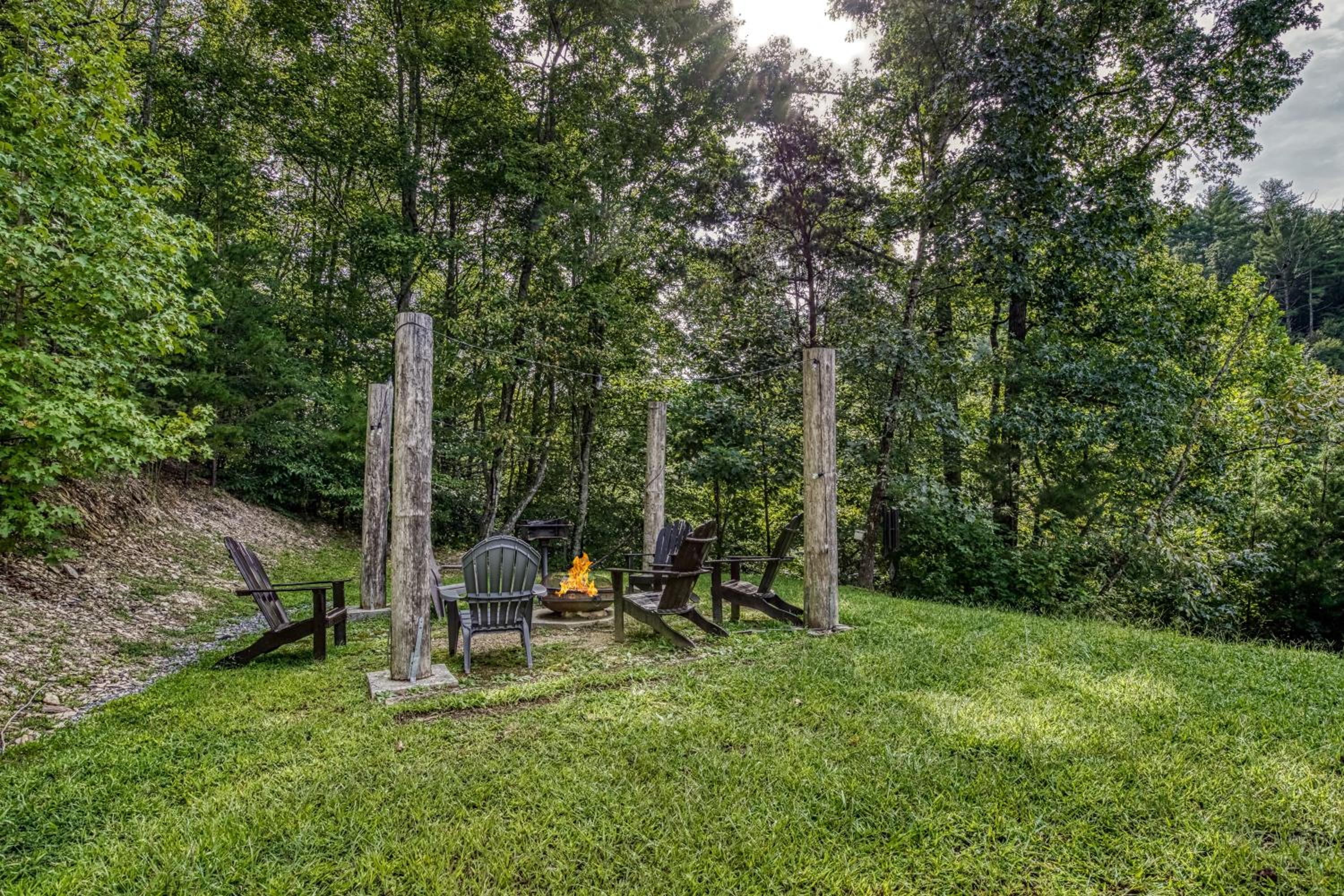 Pandora's Retreat, Hot Tub, Game Room, WIFI, Free Attraction Tickets!!!