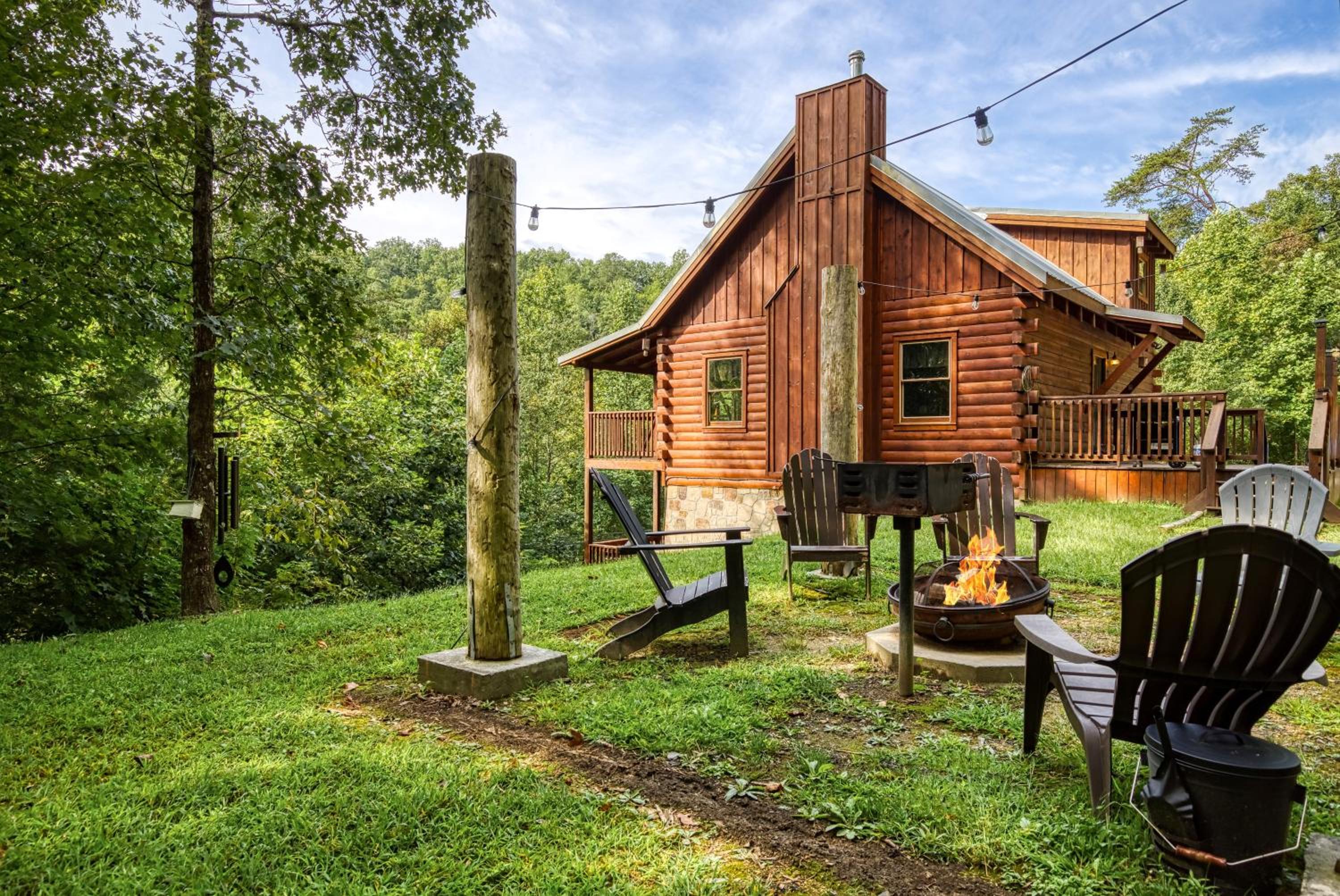 Pandora's Retreat, Hot Tub, Game Room, WIFI, Free Attraction Tickets!!!