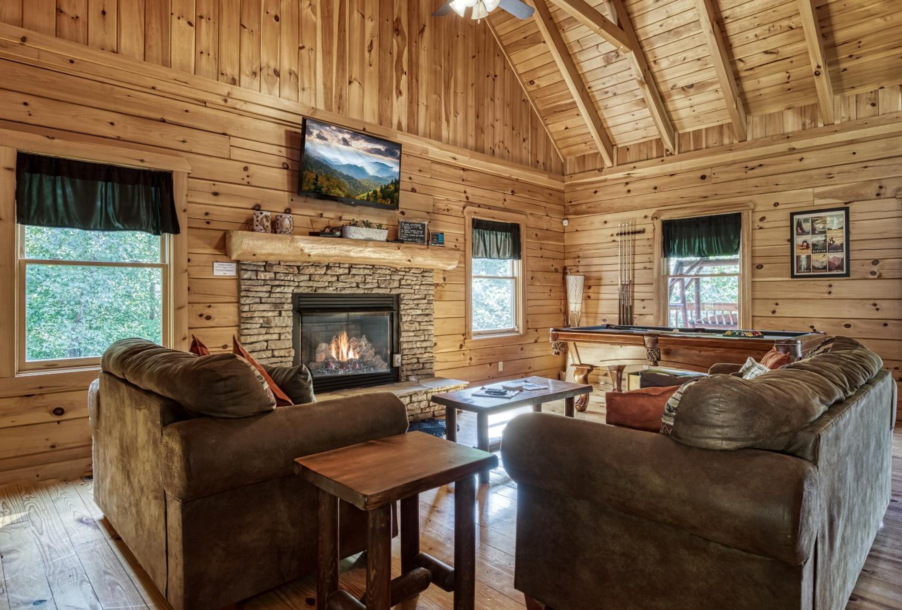 Pandora's Retreat, Hot Tub, Game Room, WIFI, Free Attraction Tickets!!!