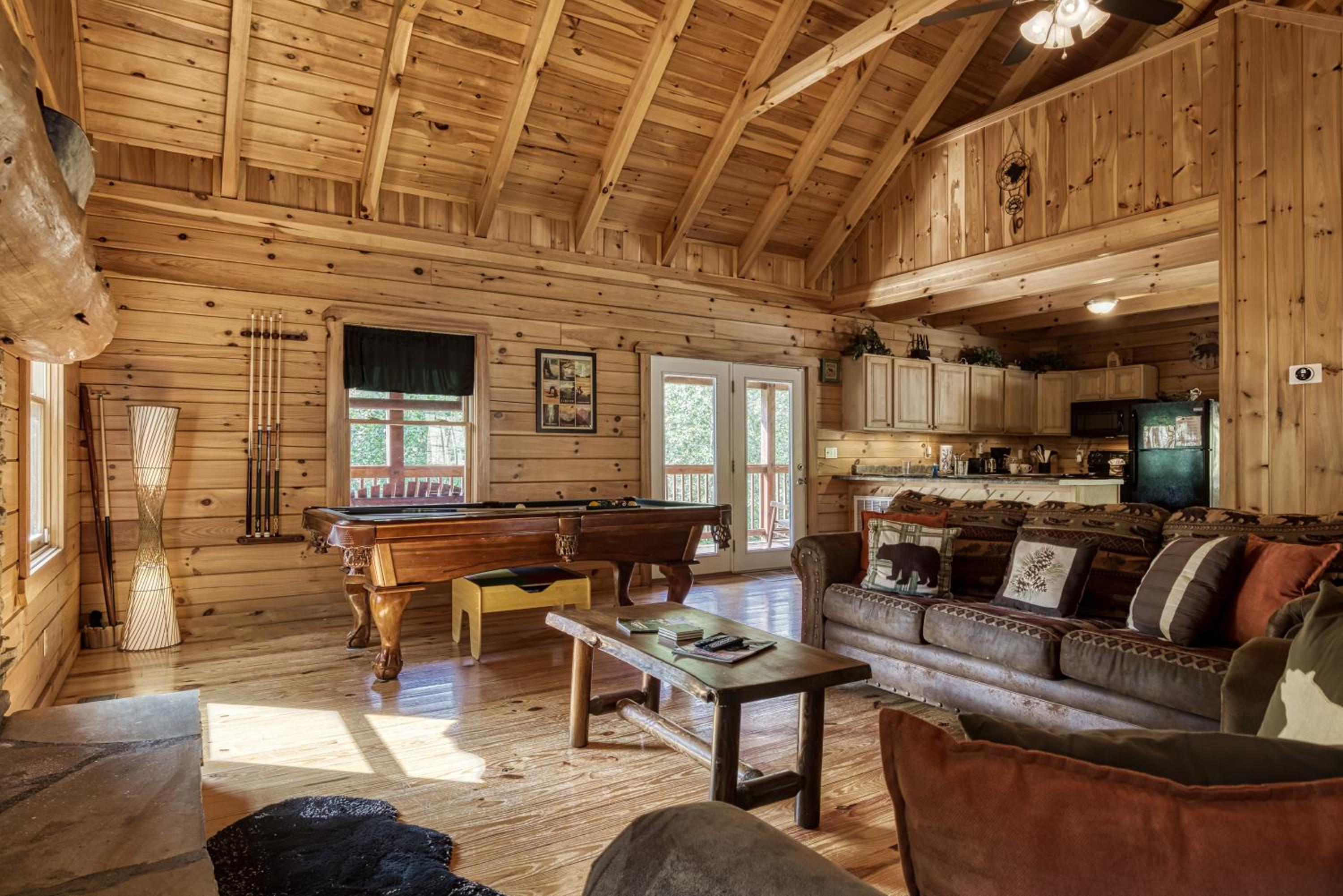 Pandora's Retreat, Hot Tub, Game Room, WIFI, Free Attraction Tickets!!!