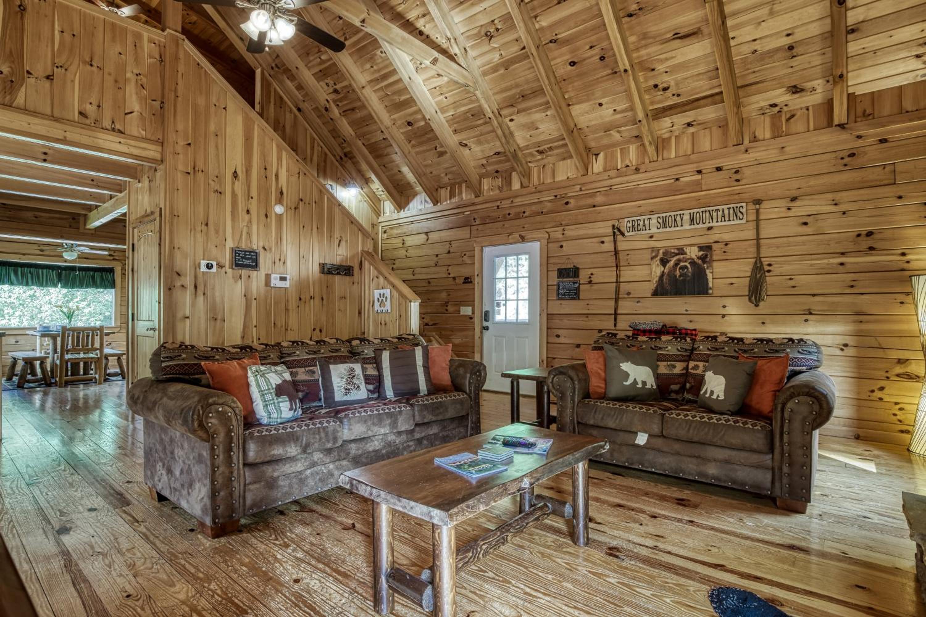 Pandora's Retreat, Hot Tub, Game Room, WIFI, Free Attraction Tickets!!!