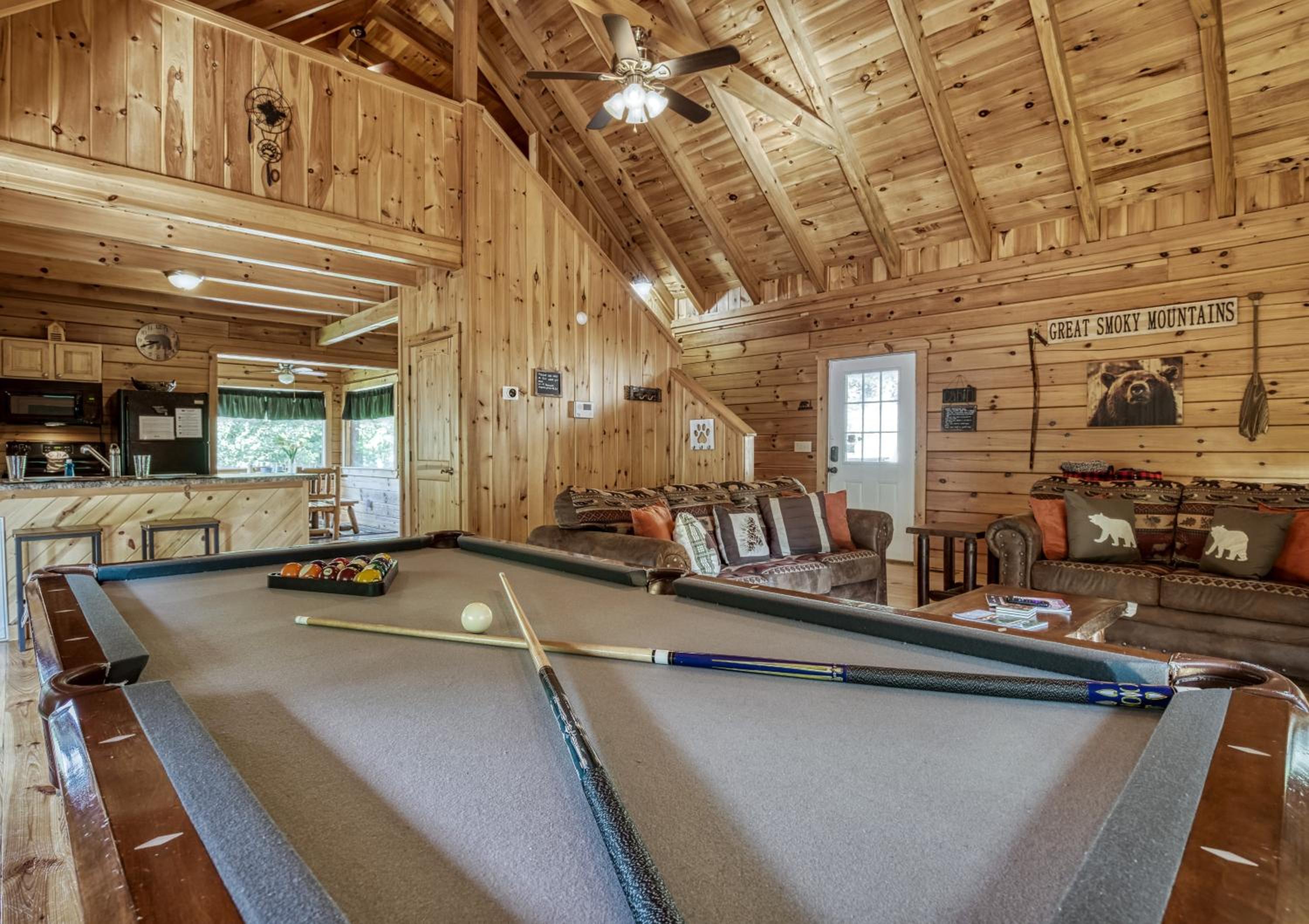 Pandora's Retreat, Hot Tub, Game Room, WIFI, Free Attraction Tickets!!!