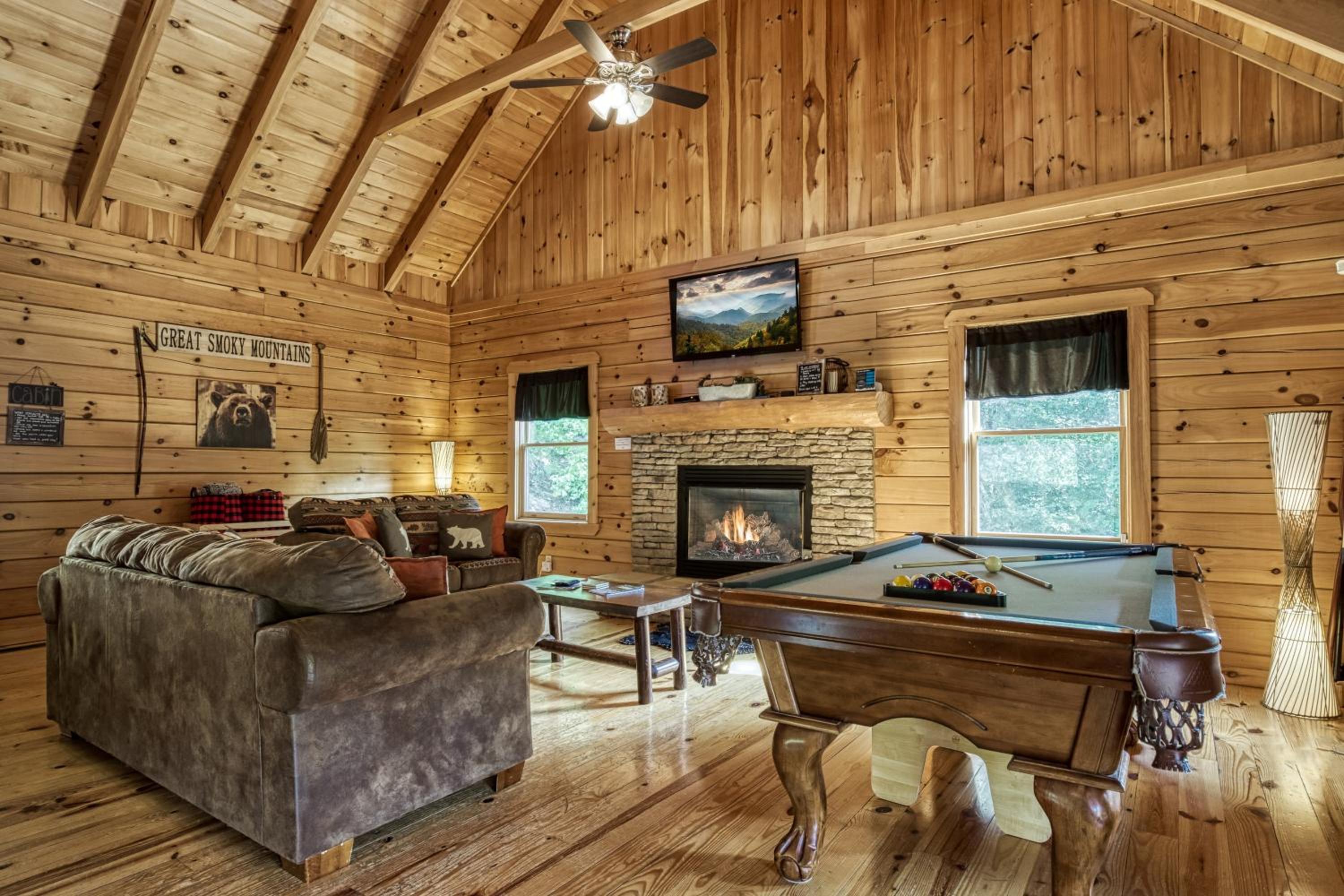 Pandora's Retreat, Hot Tub, Game Room, WIFI, Free Attraction Tickets!!!