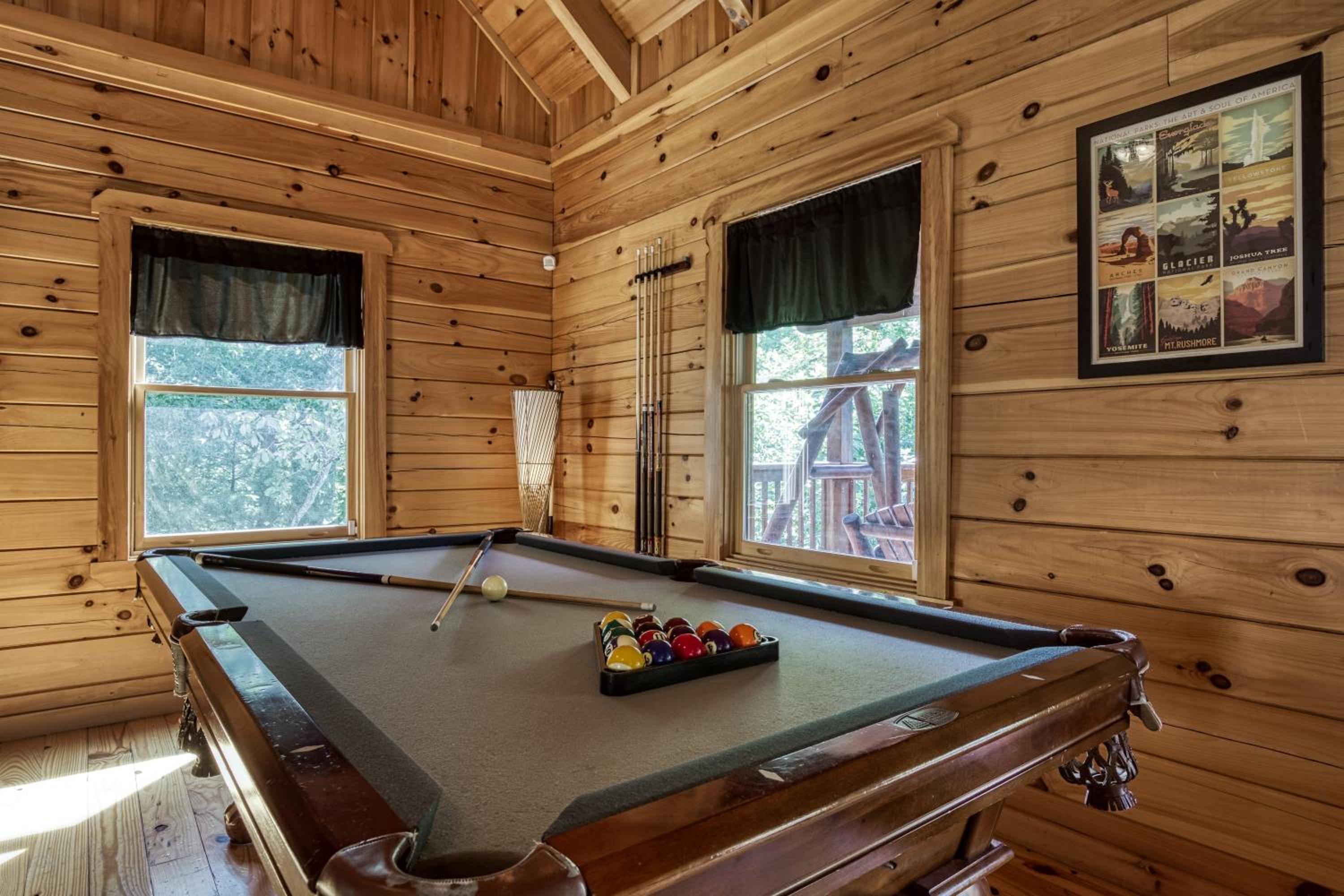 Pandora's Retreat, Hot Tub, Game Room, WIFI, Free Attraction Tickets!!!