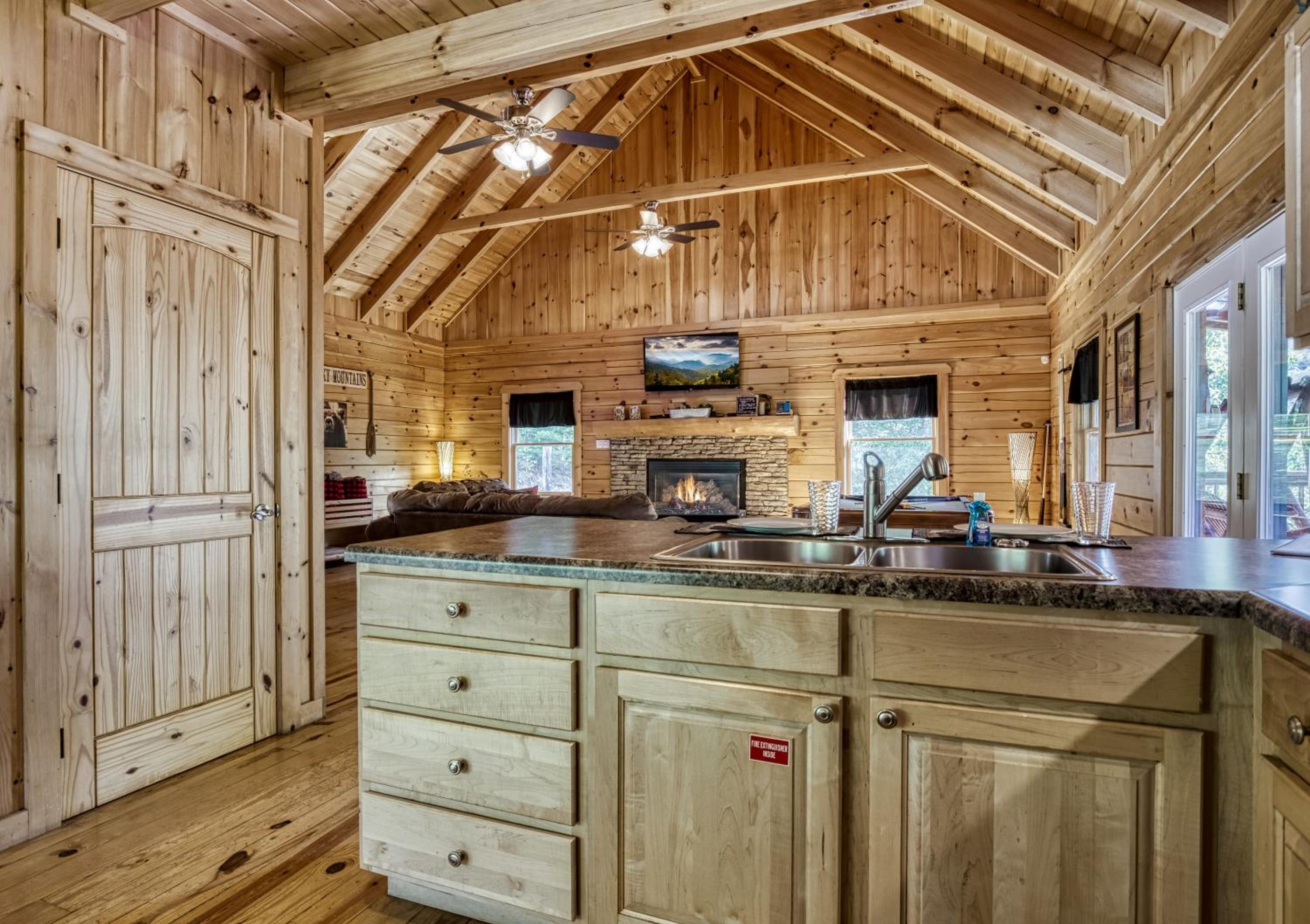 Pandora's Retreat, Hot Tub, Game Room, WIFI, Free Attraction Tickets!!!