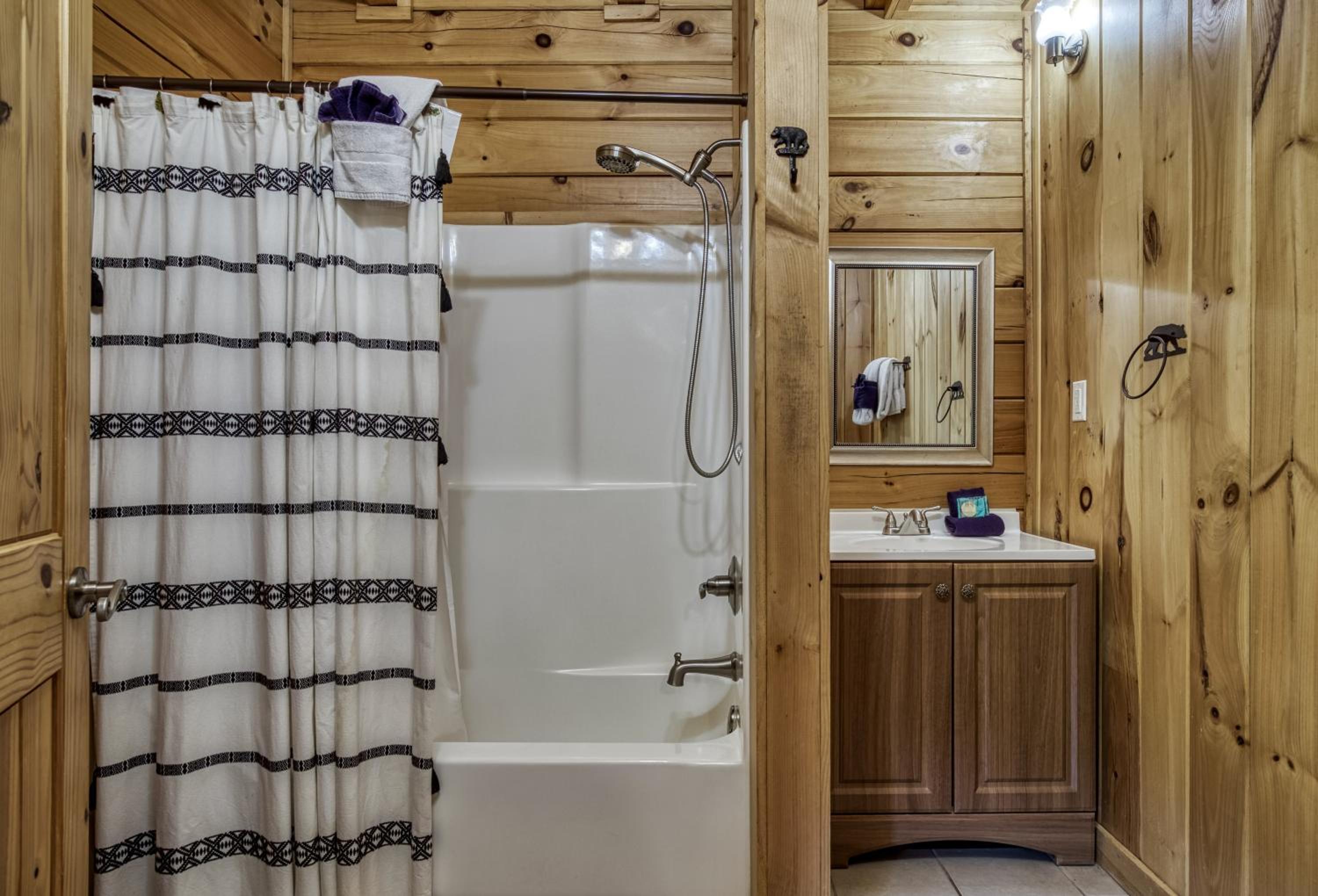 Pandora's Retreat, Hot Tub, Game Room, WIFI, Free Attraction Tickets!!!