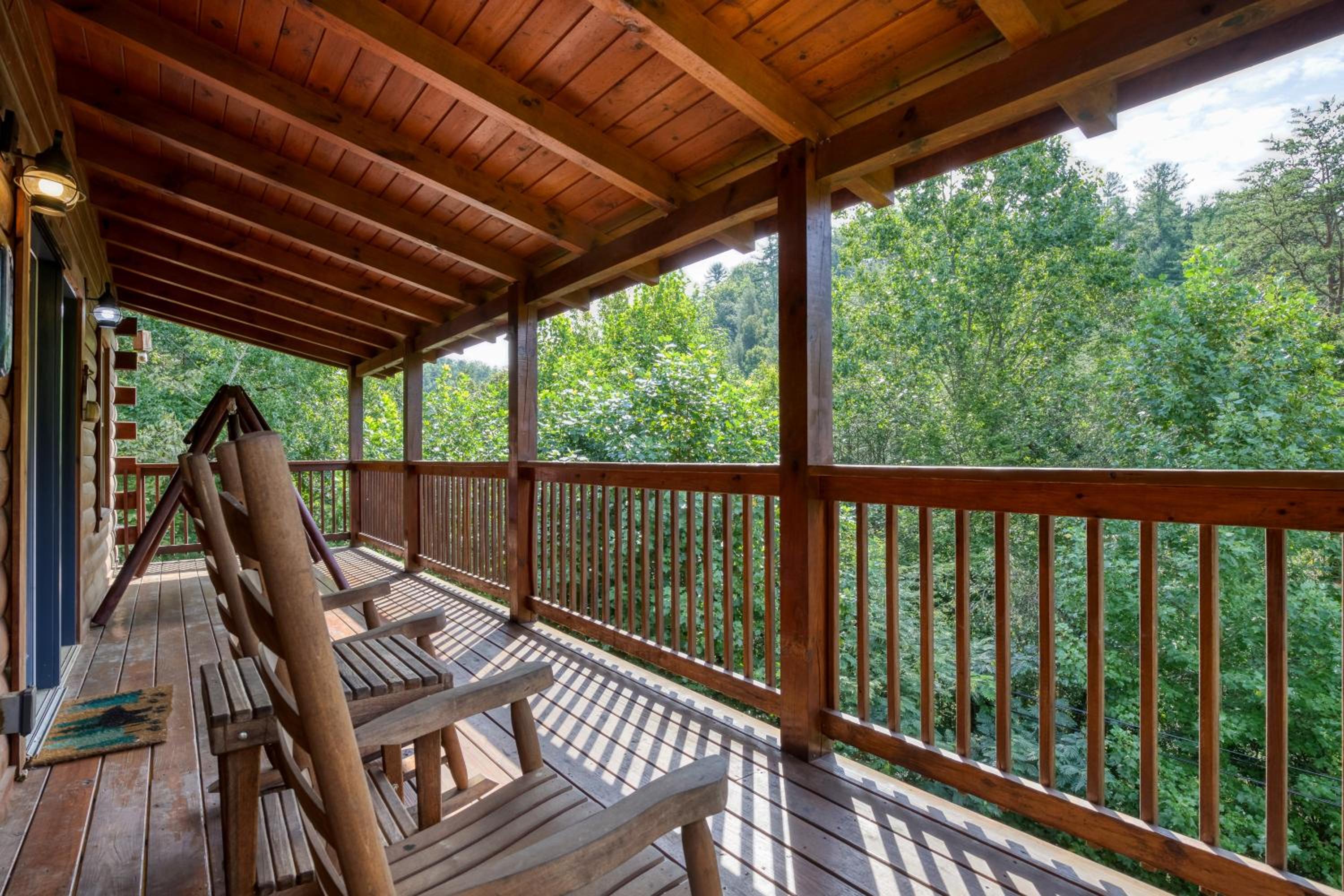 Pandora's Retreat, Hot Tub, Game Room, WIFI, Free Attraction Tickets!!!