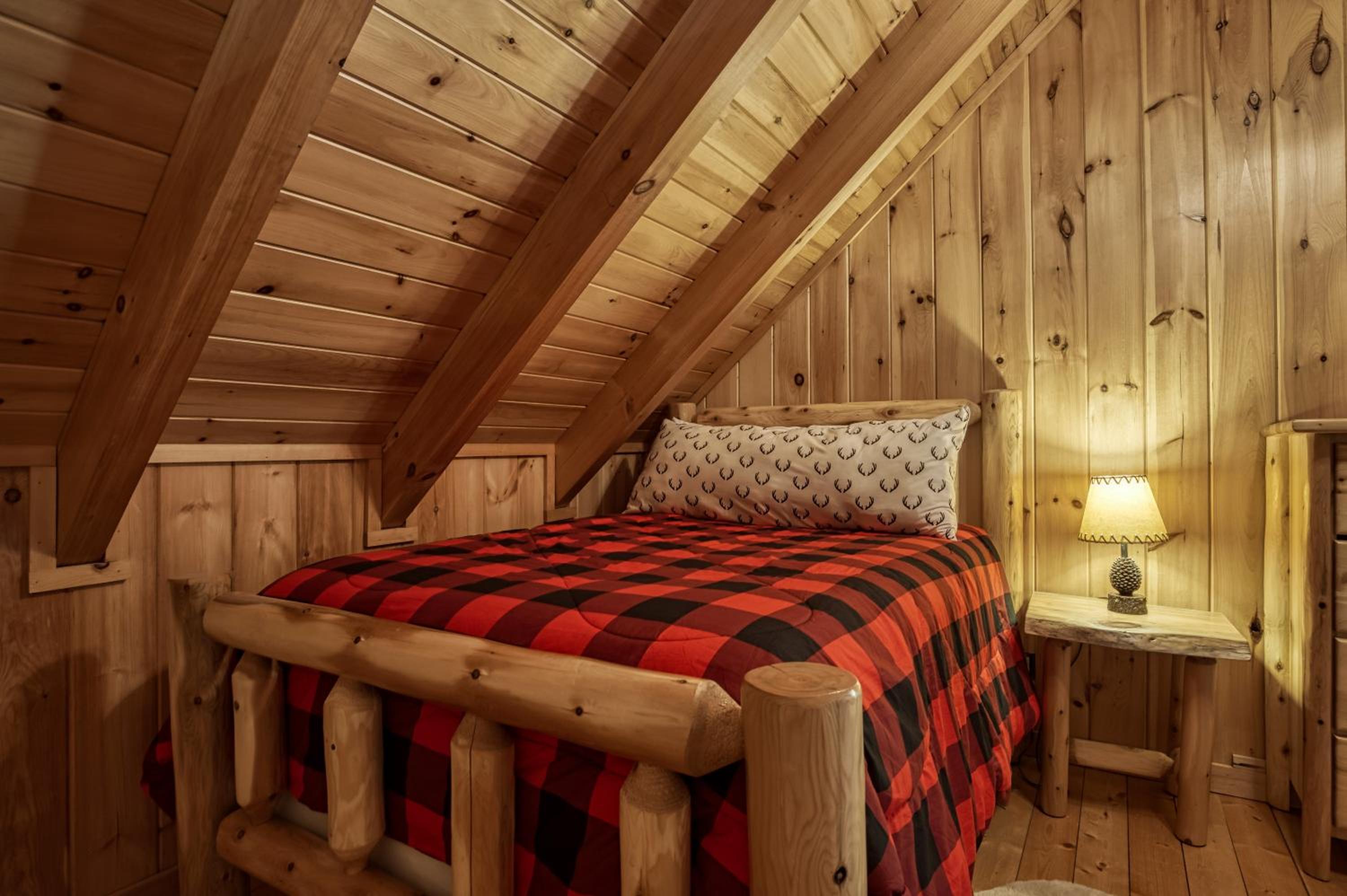 Pandora's Retreat, Hot Tub, Game Room, WIFI, Free Attraction Tickets!!!