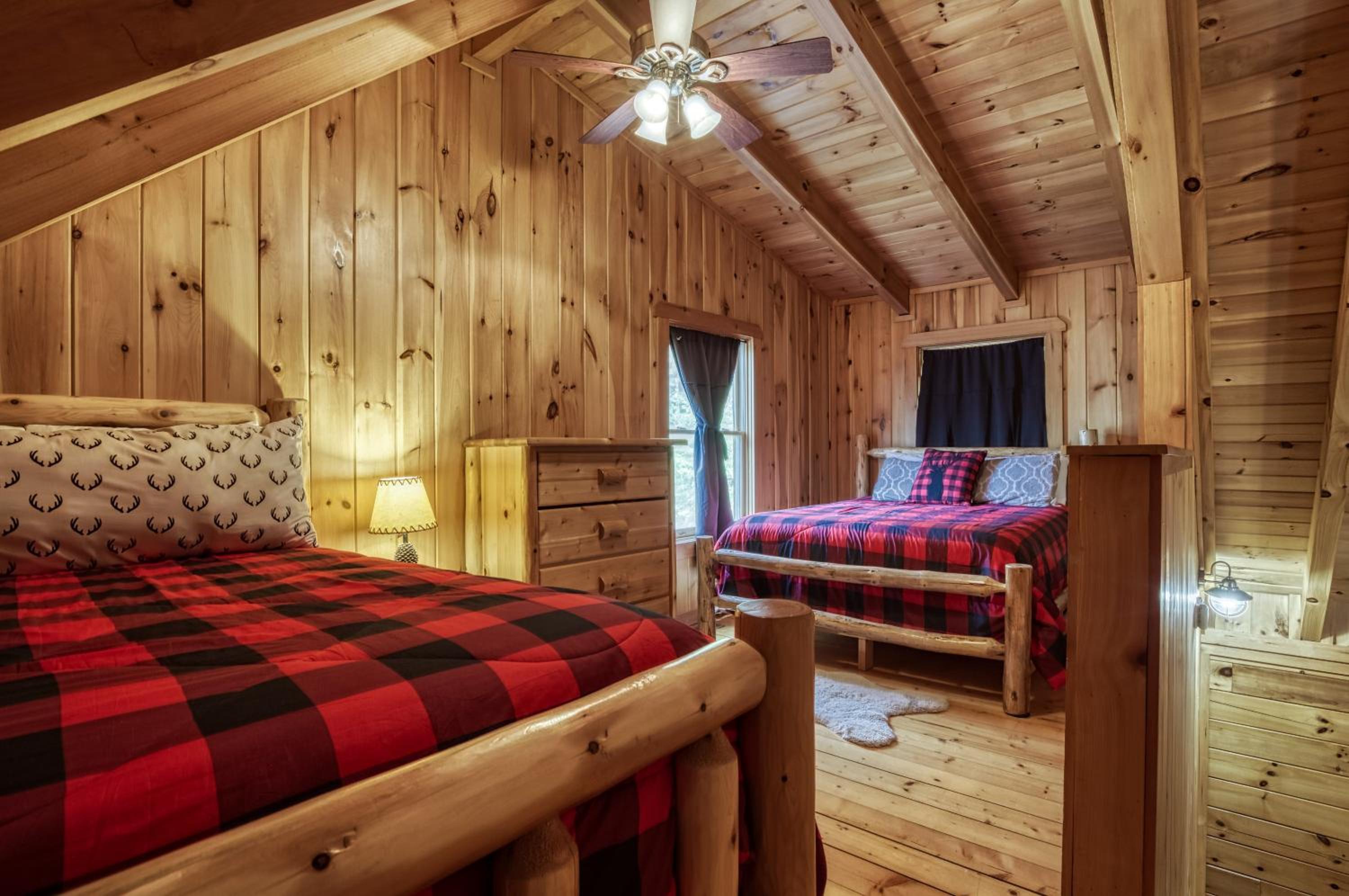 Pandora's Retreat, Hot Tub, Game Room, WIFI, Free Attraction Tickets!!!