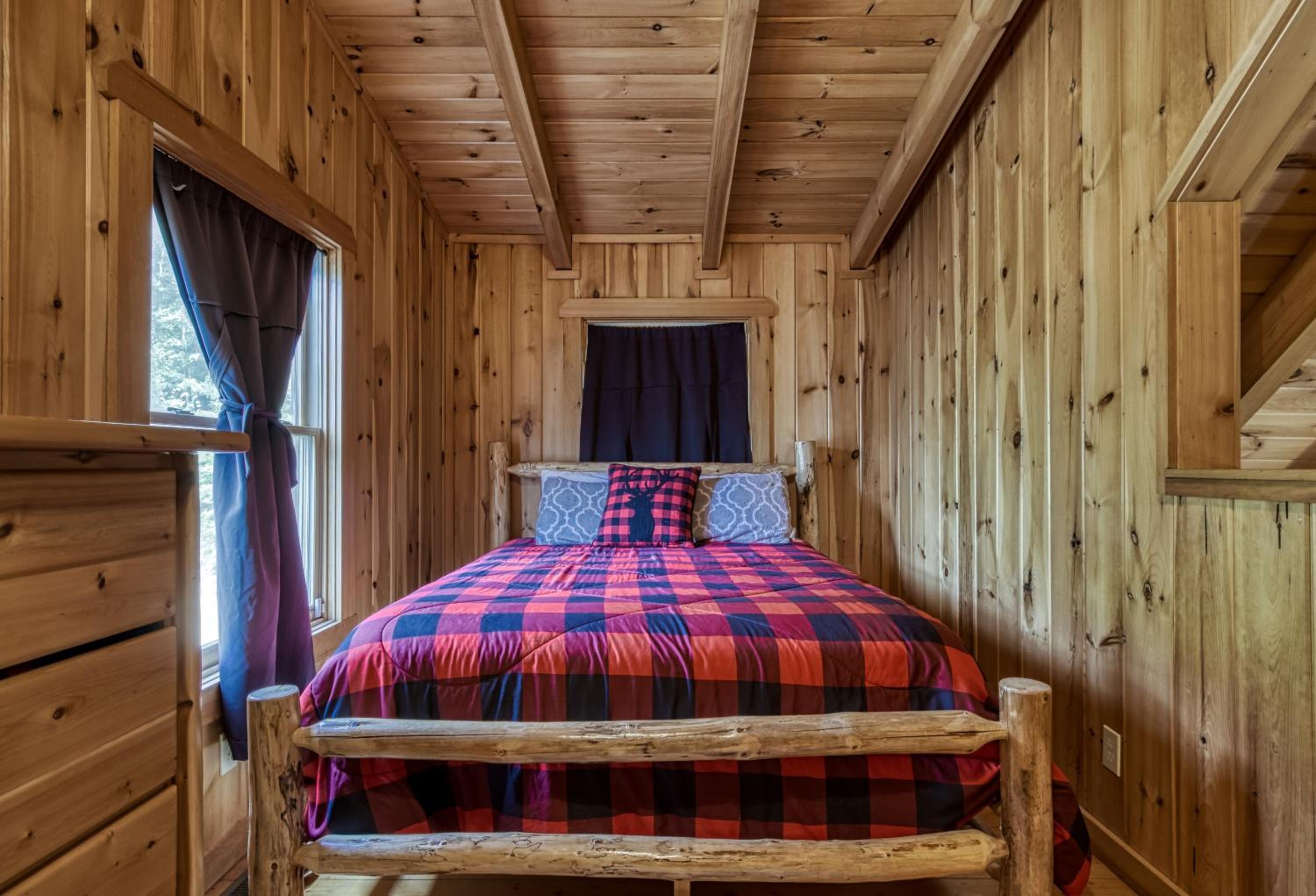 Pandora's Retreat, Hot Tub, Game Room, WIFI, Free Attraction Tickets!!!