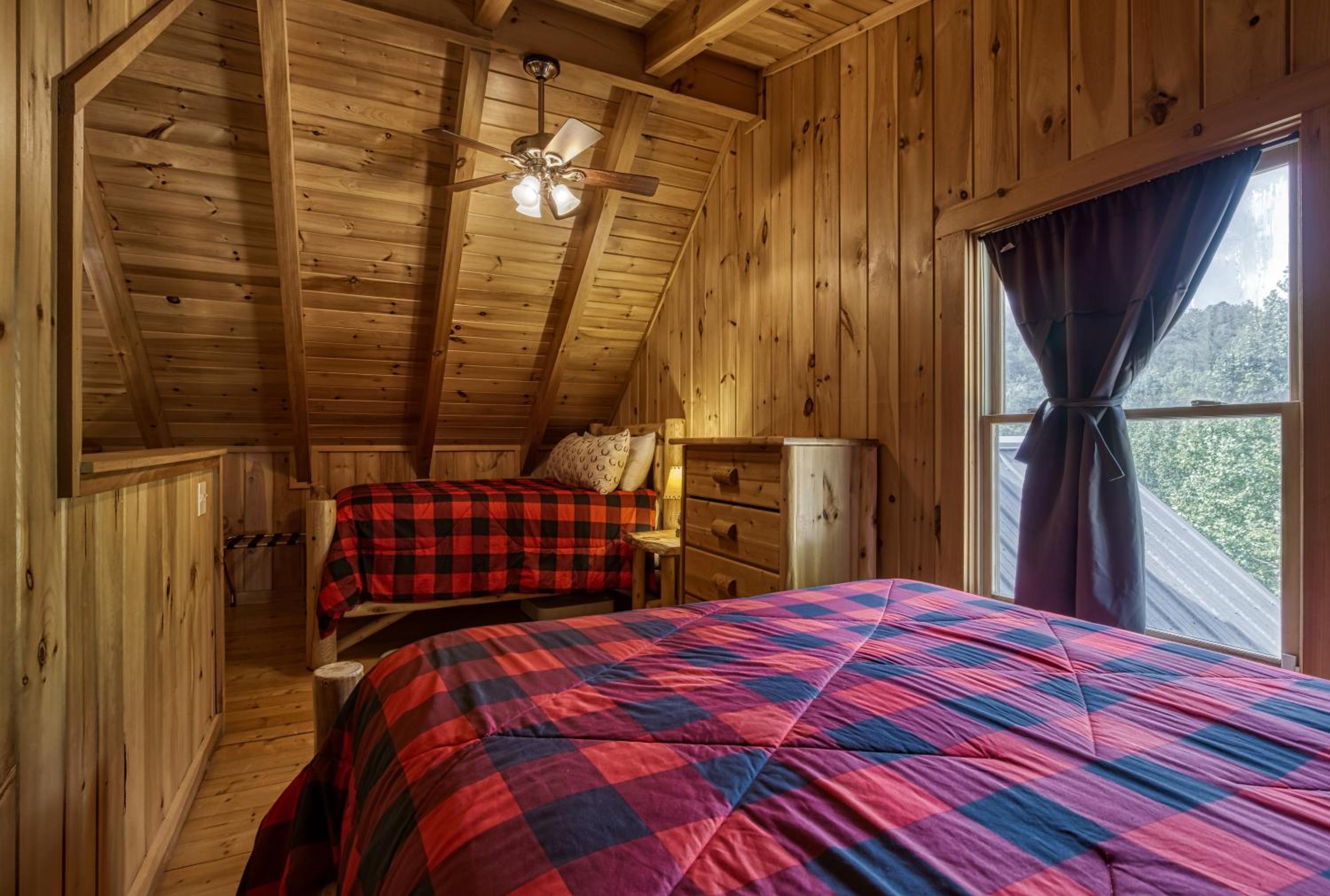 Pandora's Retreat, Hot Tub, Game Room, WIFI, Free Attraction Tickets!!!