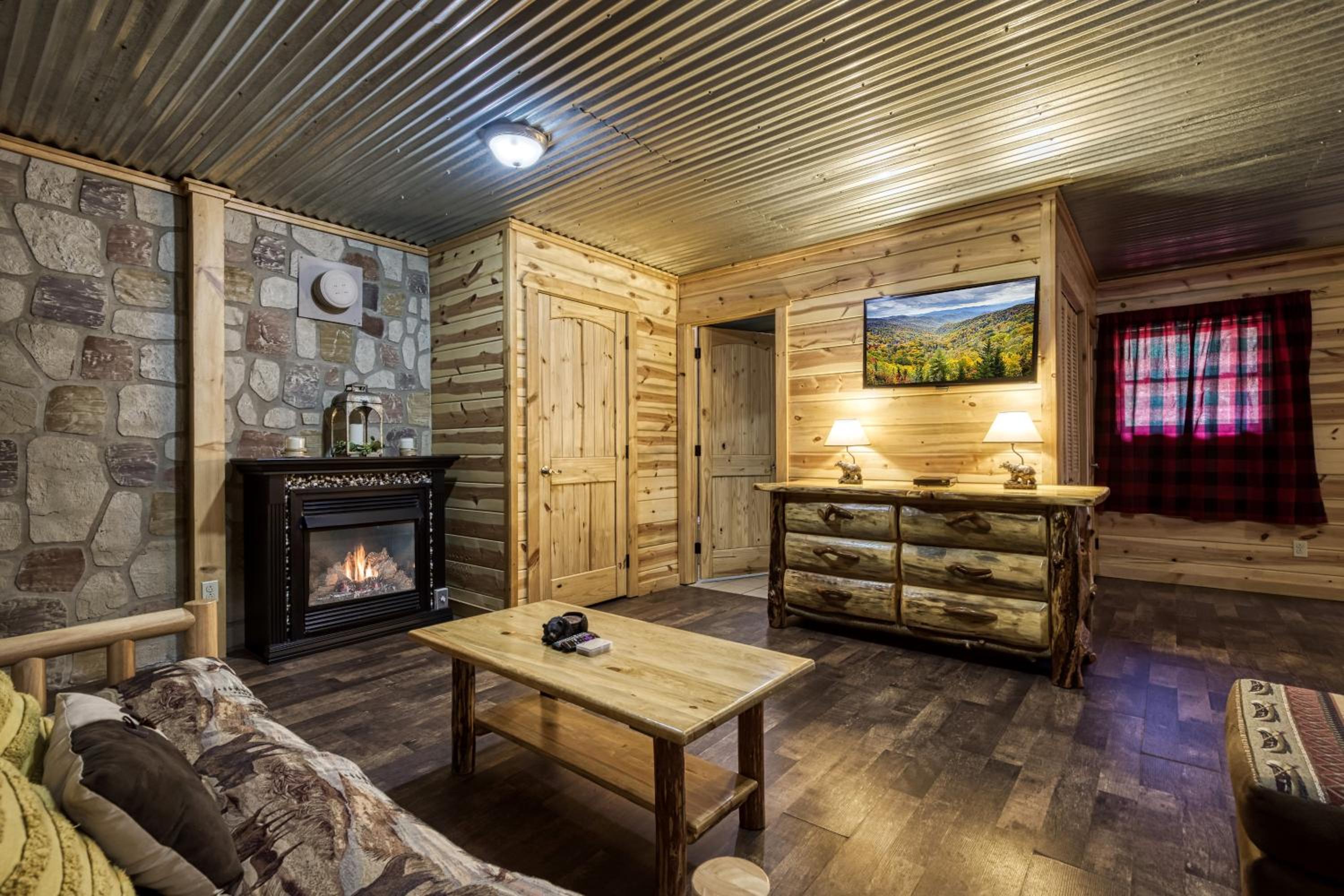 Pandora's Retreat, Hot Tub, Game Room, WIFI, Free Attraction Tickets!!!