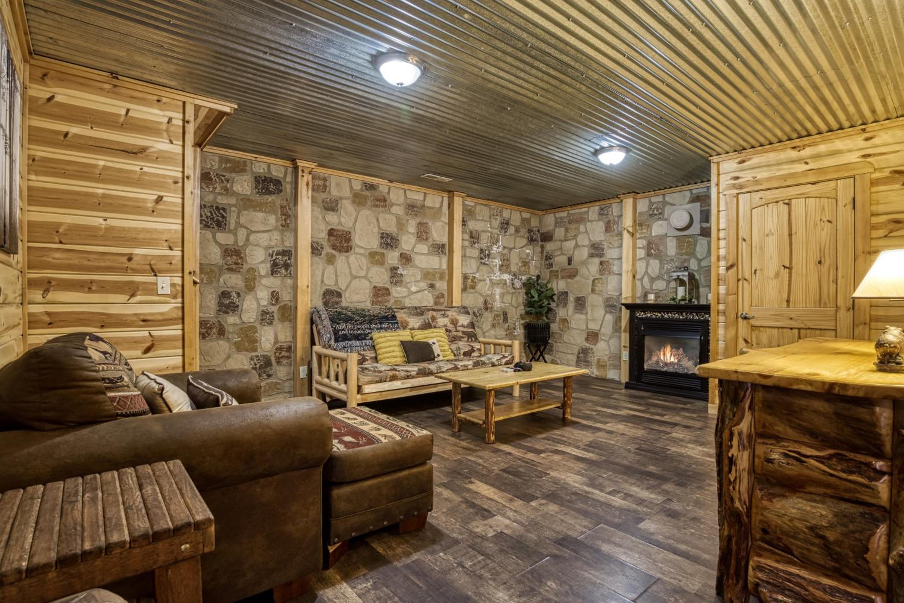 Pandora's Retreat, Hot Tub, Game Room, WIFI, Free Attraction Tickets!!!