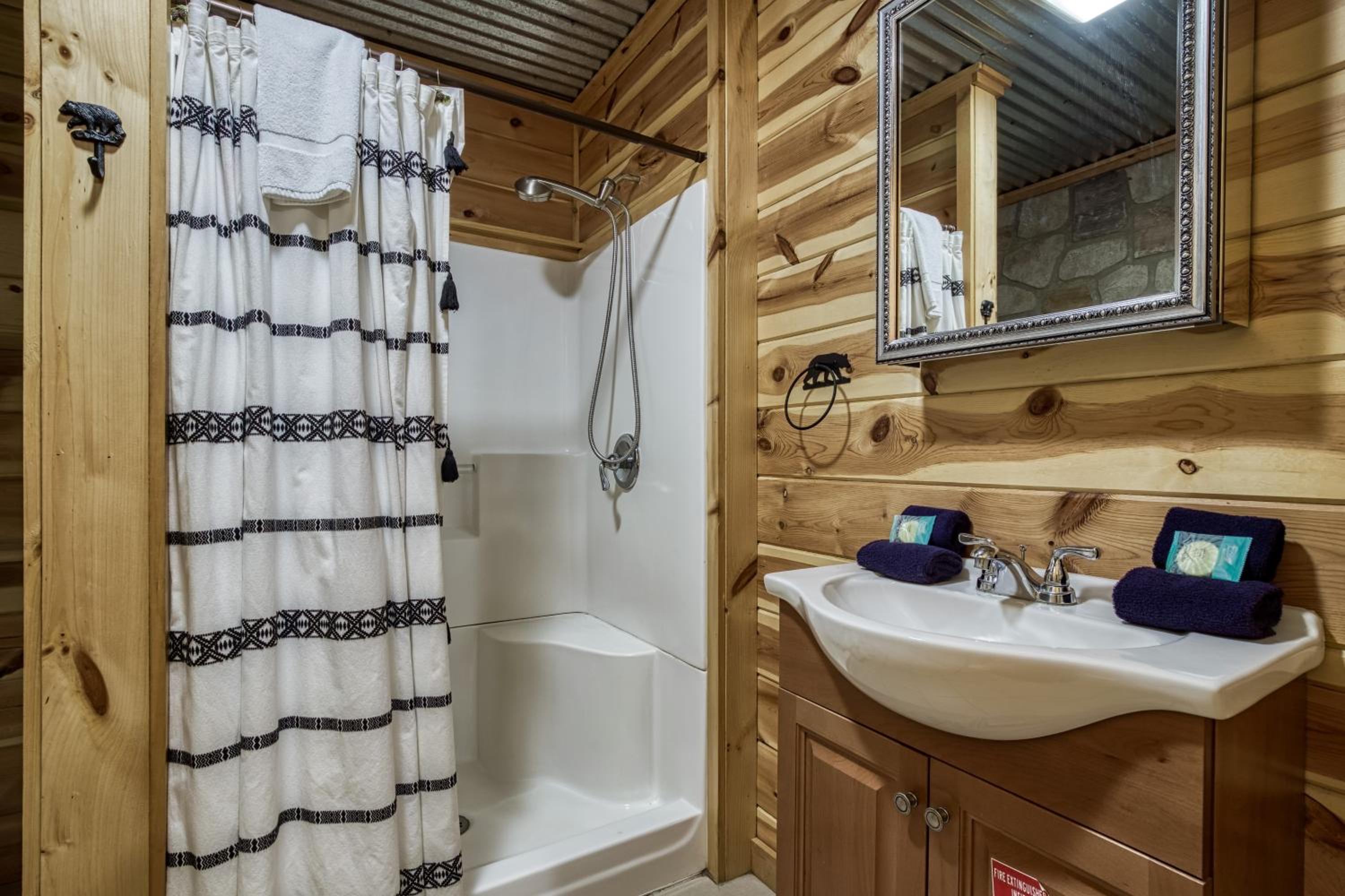 Pandora's Retreat, Hot Tub, Game Room, WIFI, Free Attraction Tickets!!!