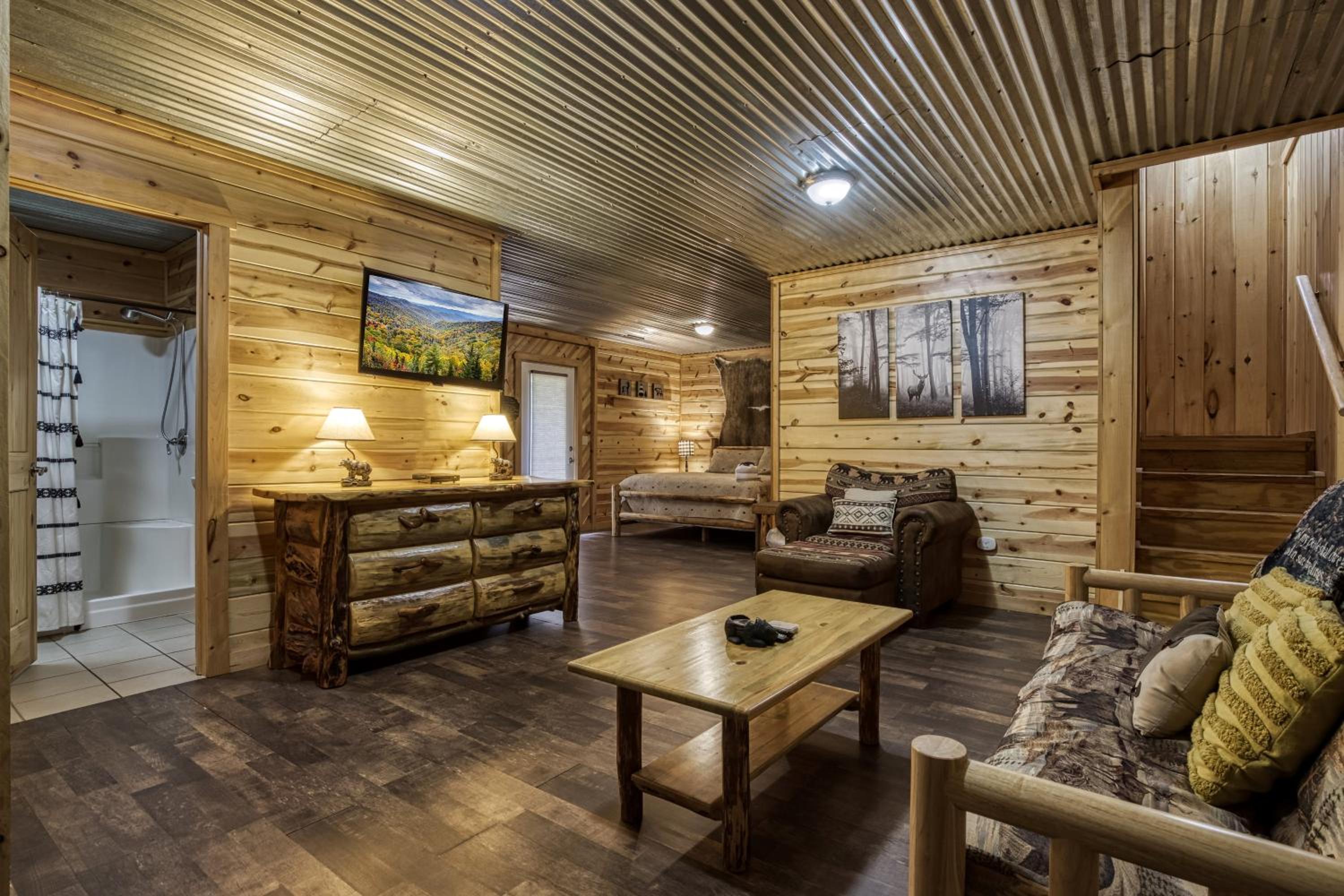 Pandora's Retreat, Hot Tub, Game Room, WIFI, Free Attraction Tickets!!!