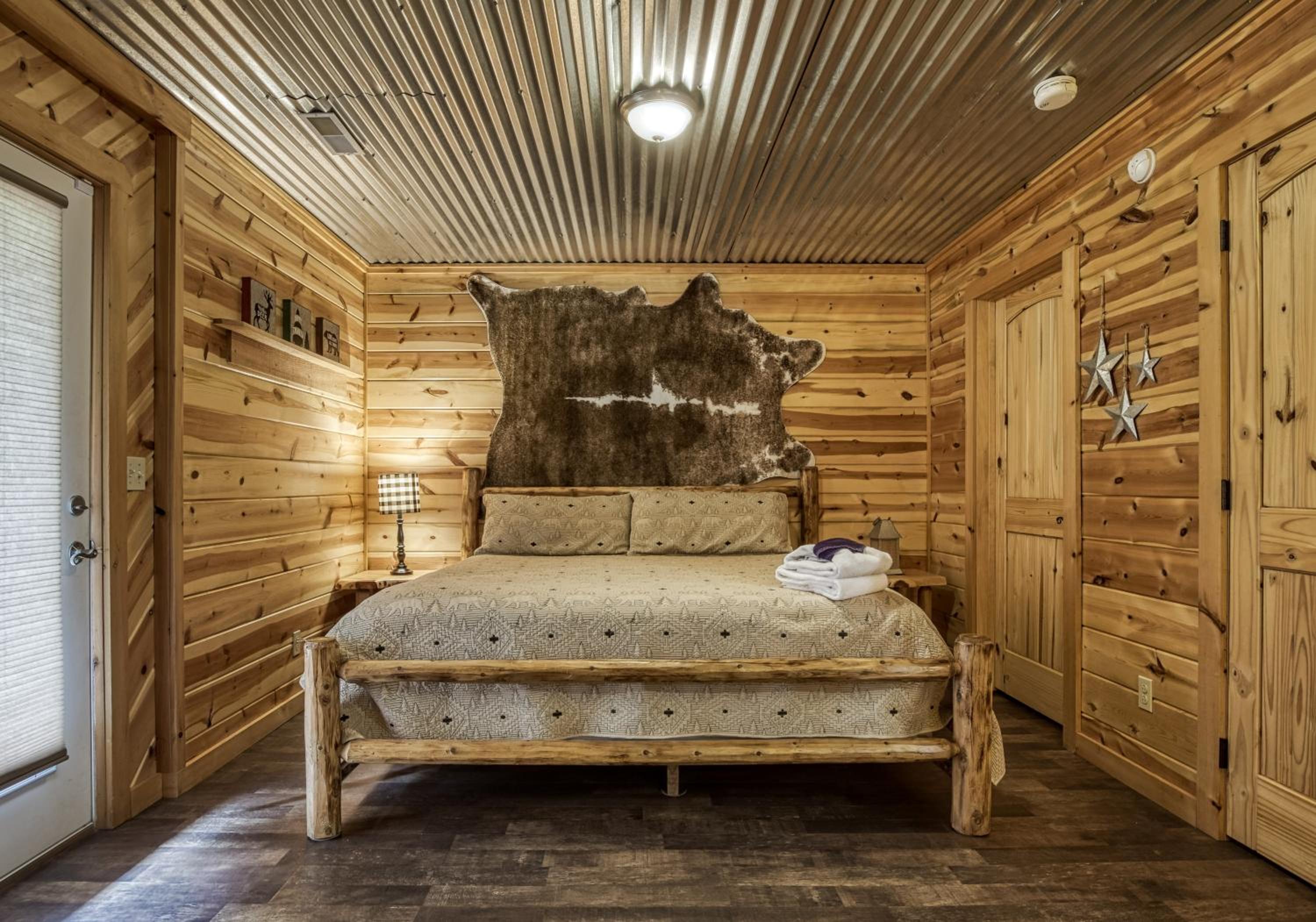 Pandora's Retreat, Hot Tub, Game Room, WIFI, Free Attraction Tickets!!!