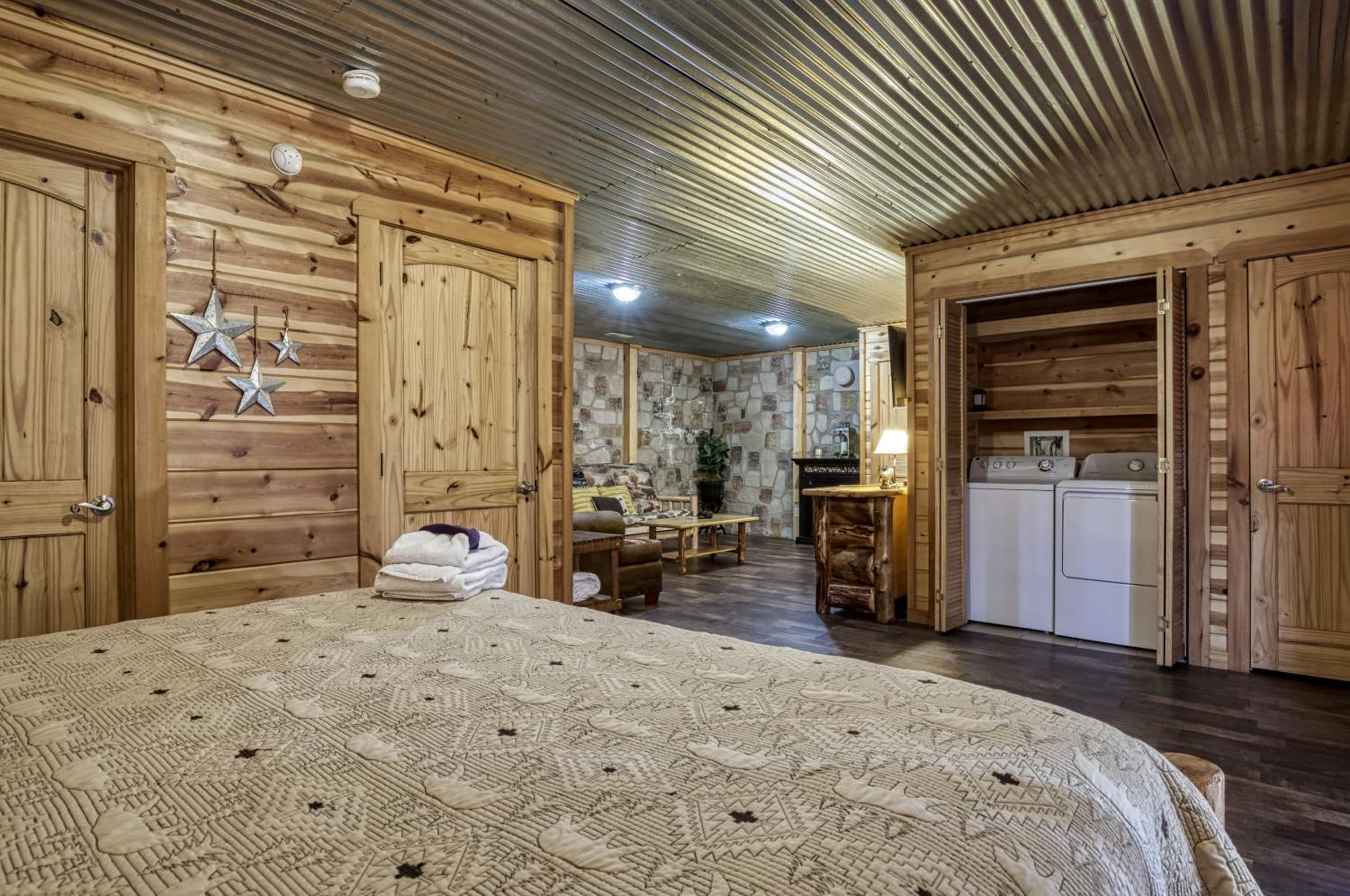 Pandora's Retreat, Hot Tub, Game Room, WIFI, Free Attraction Tickets!!!