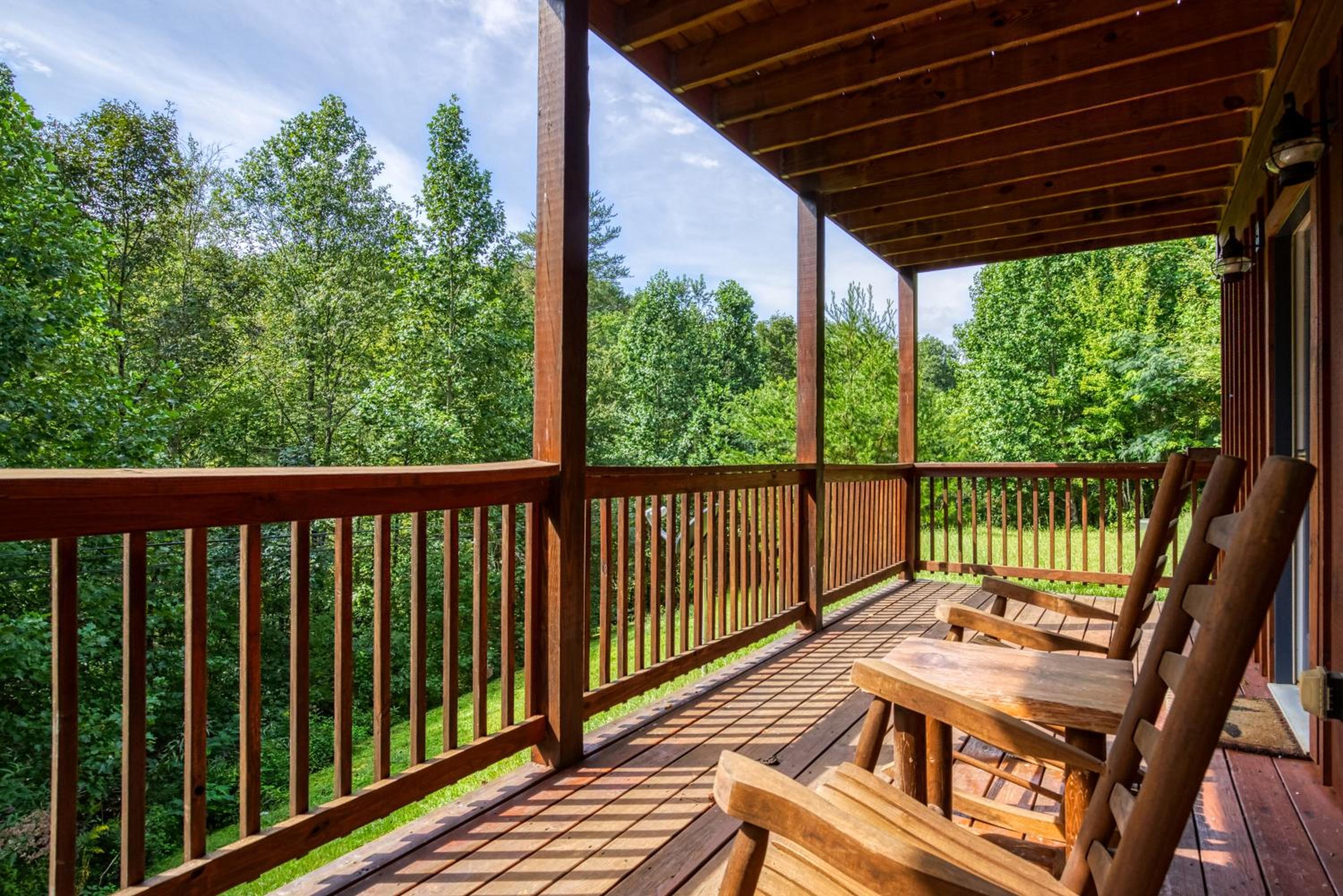 Pandora's Retreat, Hot Tub, Game Room, WIFI, Free Attraction Tickets!!!