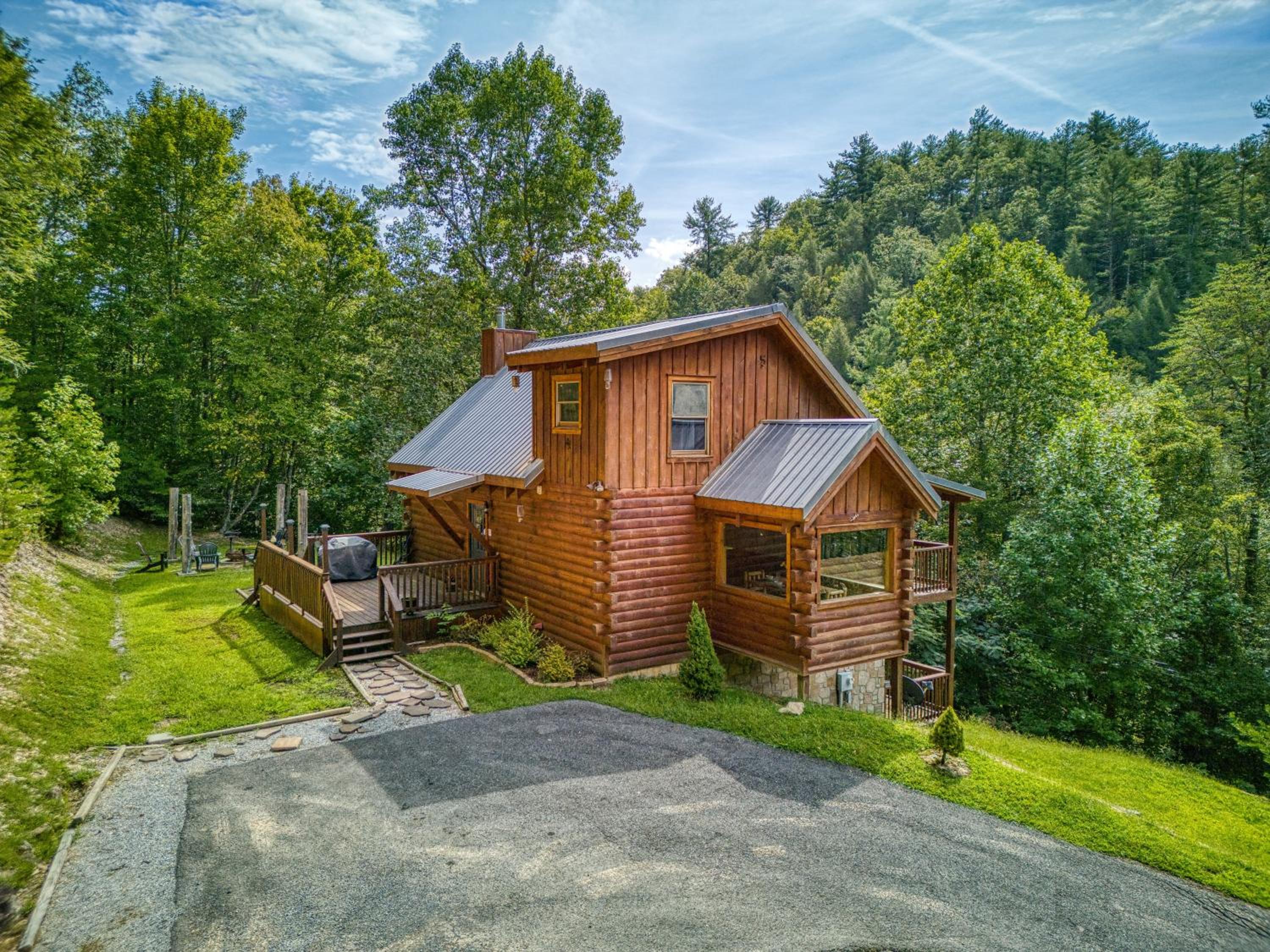 Pandora's Retreat, Hot Tub, Game Room, WIFI, Free Attraction Tickets!!!