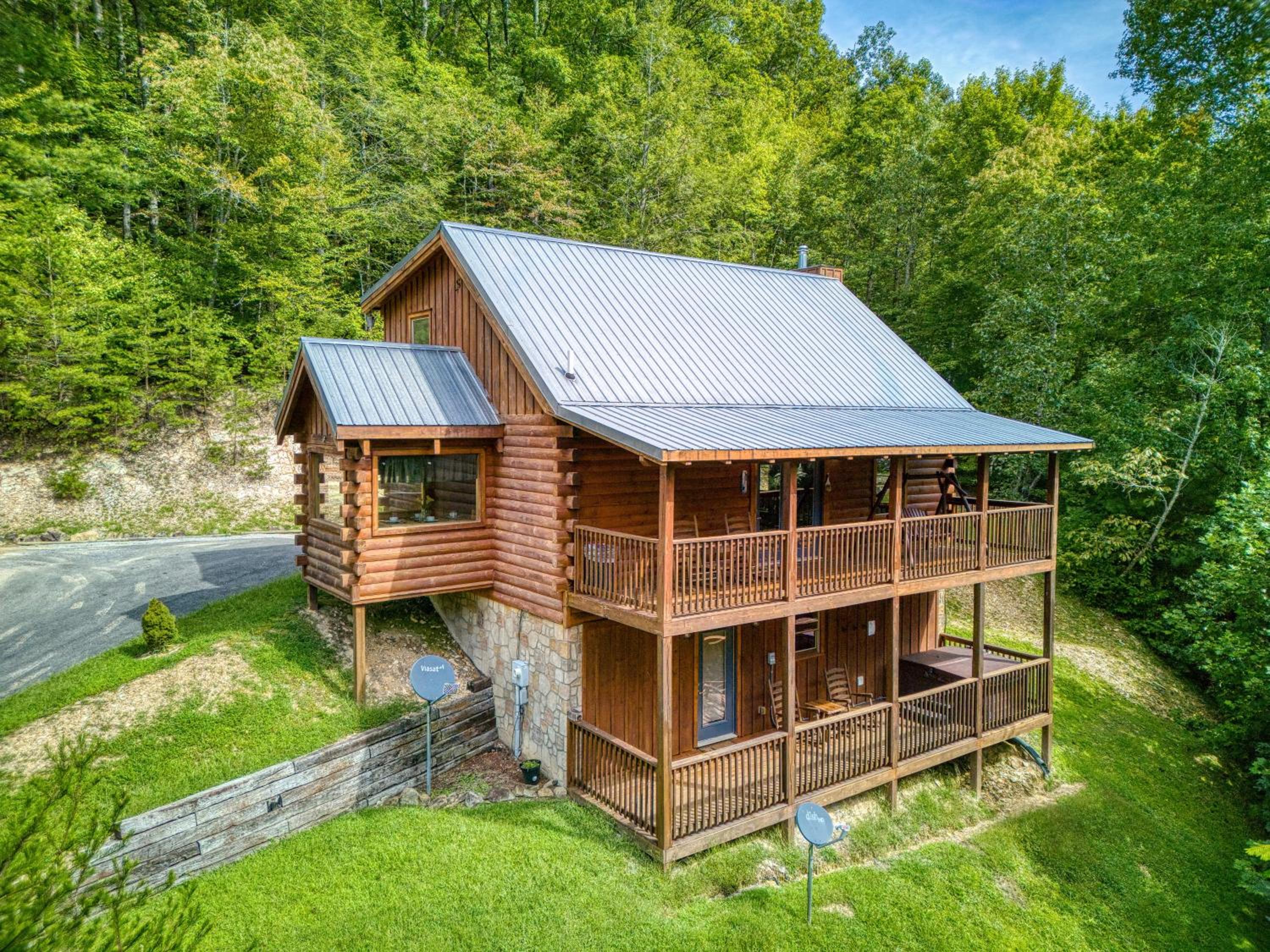 Pandora's Retreat, Hot Tub, Game Room, WIFI, Free Attraction Tickets!!!