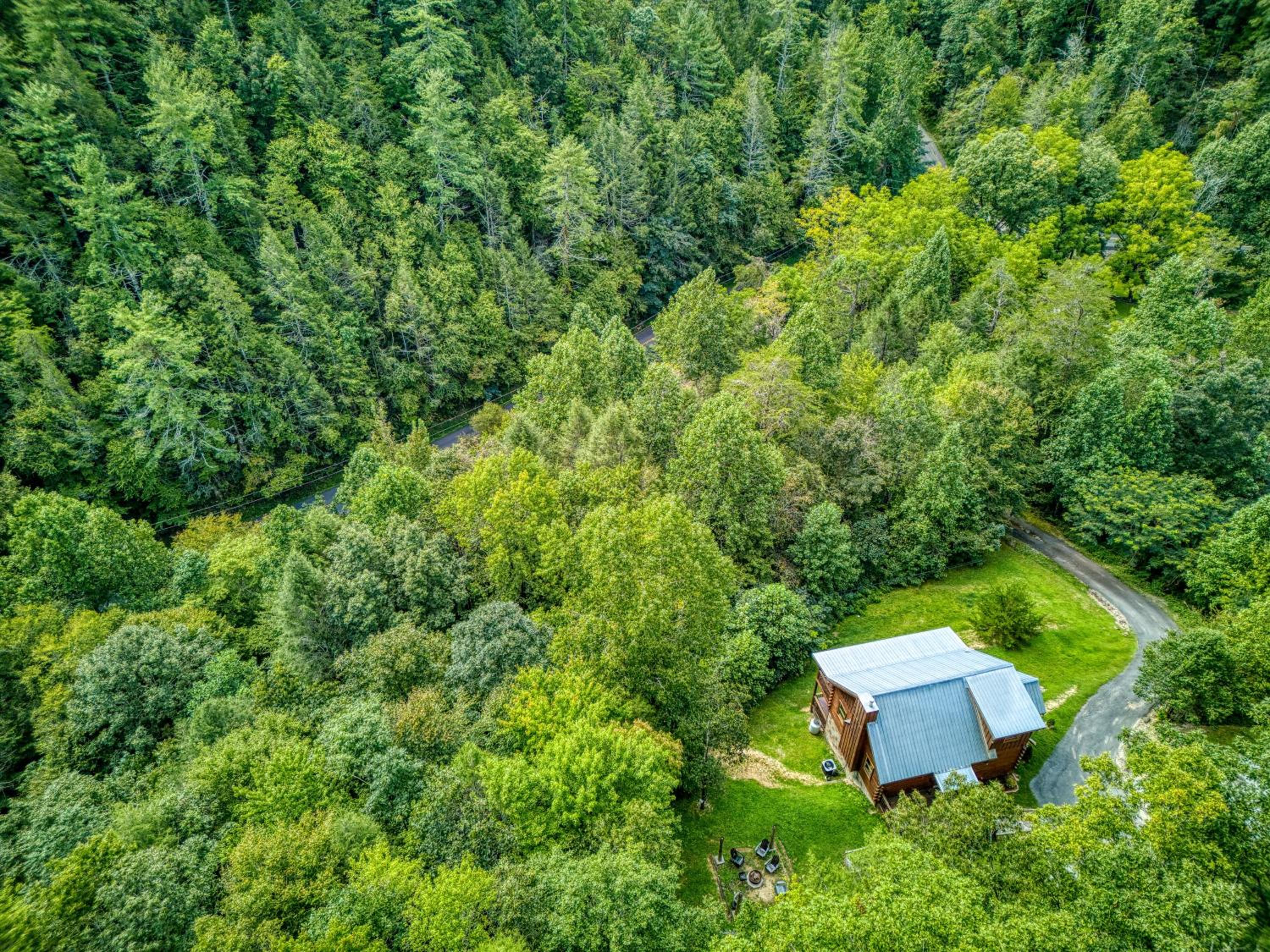 Pandora's Retreat, Hot Tub, Game Room, WIFI, Free Attraction Tickets!!!