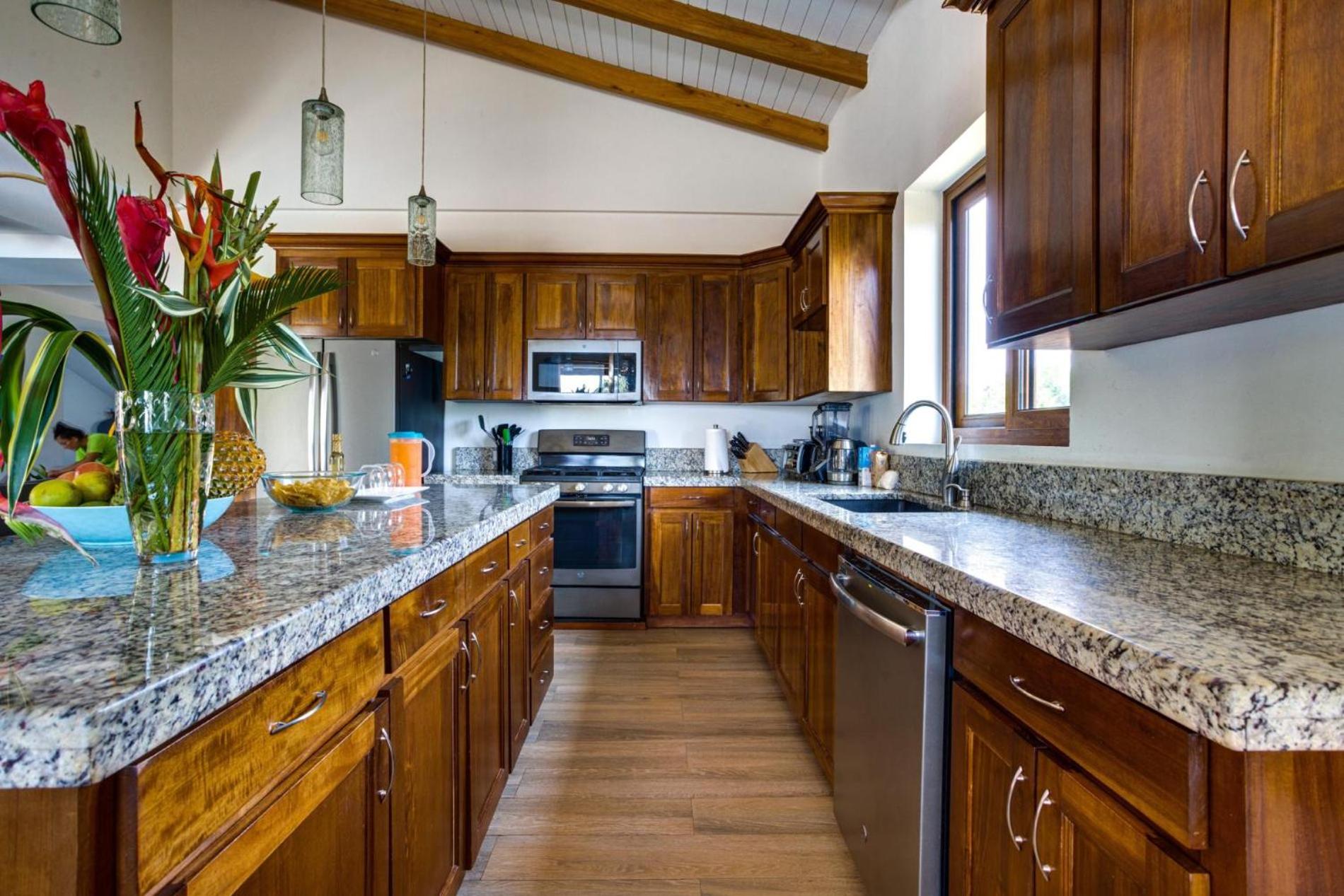South Gull - 5 Bedroom Beachfront Villa w Large Pool Staff