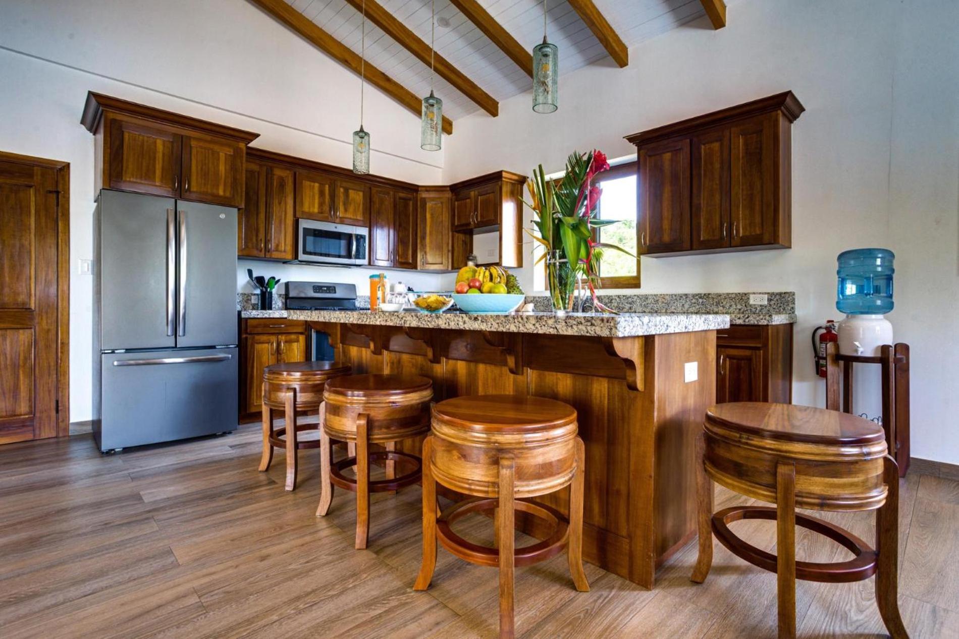 South Gull - 5 Bedroom Beachfront Villa w Large Pool Staff