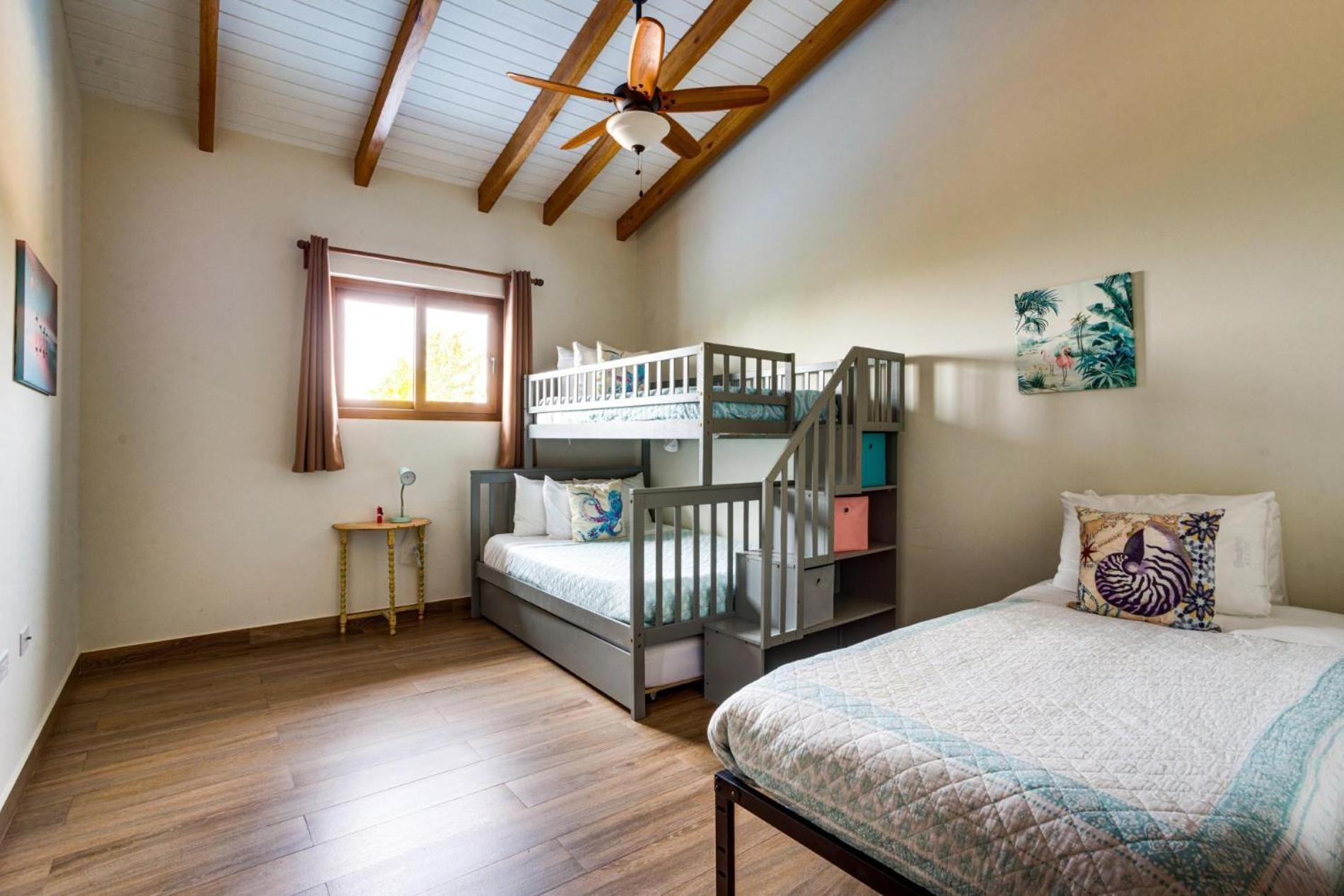South Gull - 5 Bedroom Beachfront Villa w Large Pool Staff