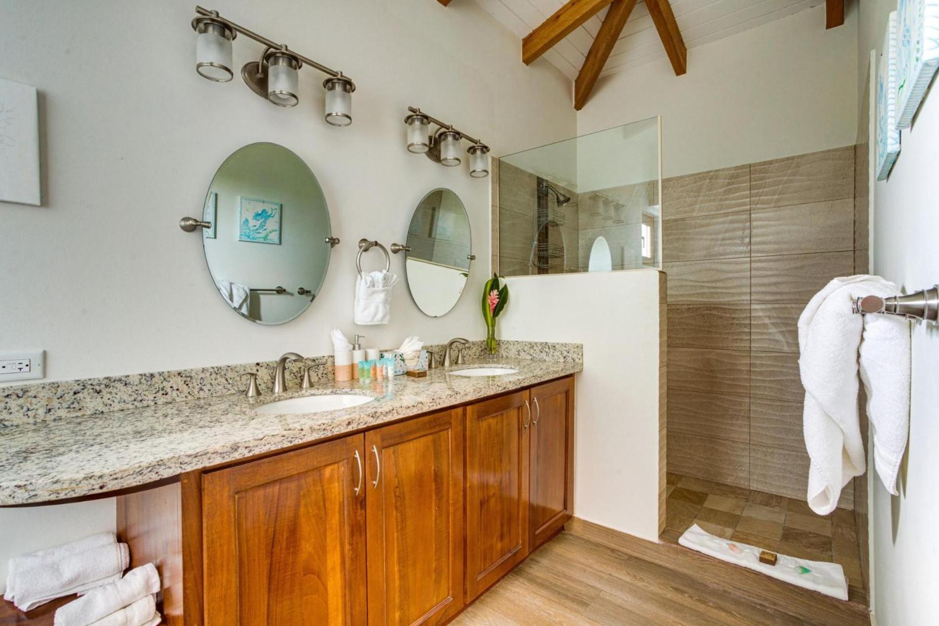 South Gull - 5 Bedroom Beachfront Villa w Large Pool Staff