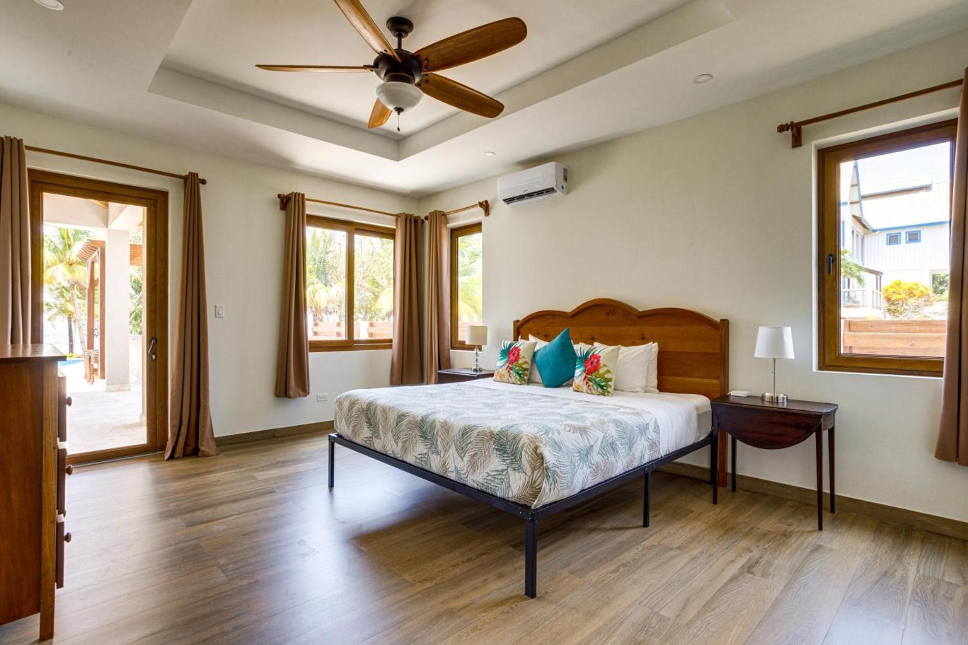 South Gull - 5 Bedroom Beachfront Villa w Large Pool Staff