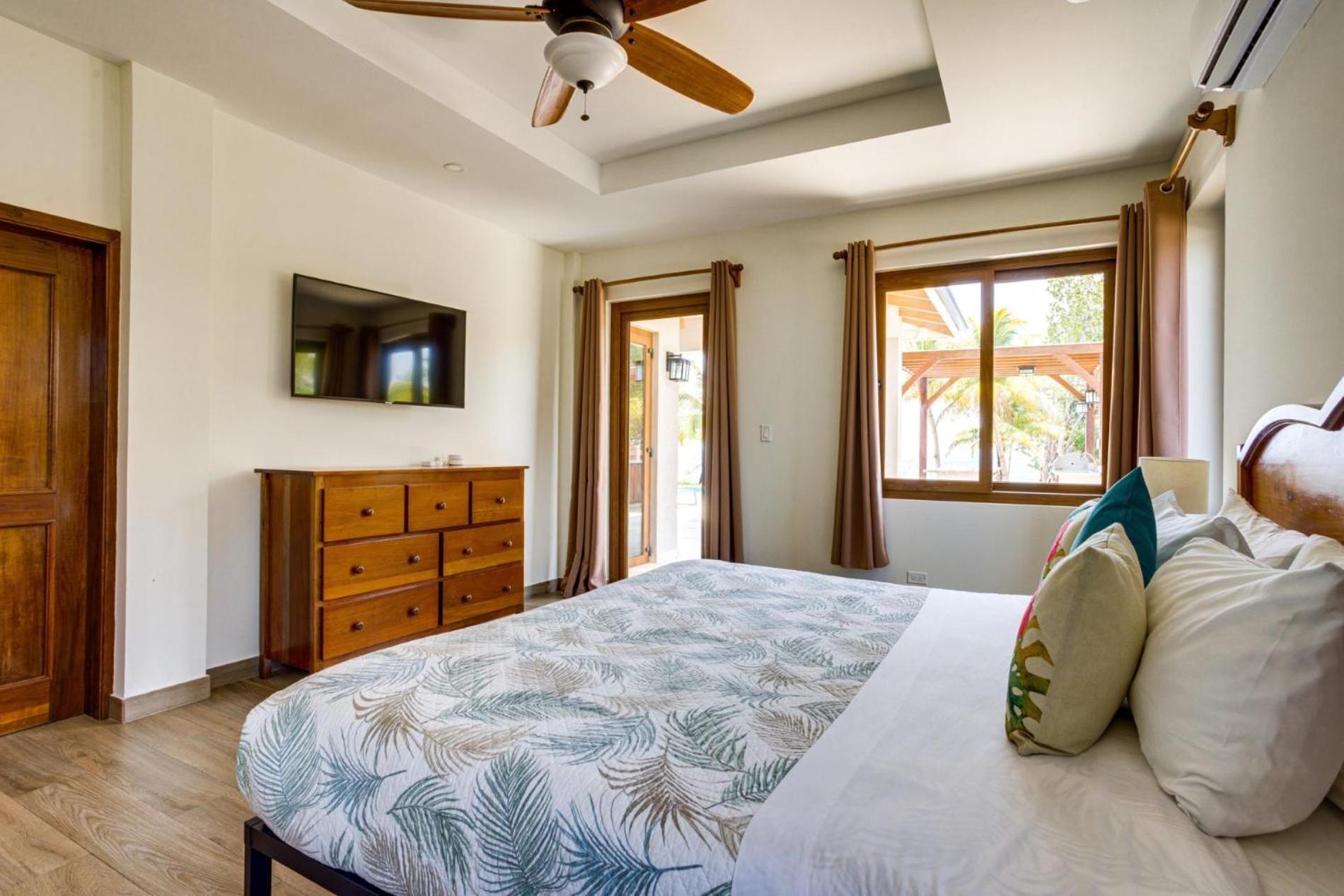 South Gull - 5 Bedroom Beachfront Villa w Large Pool Staff