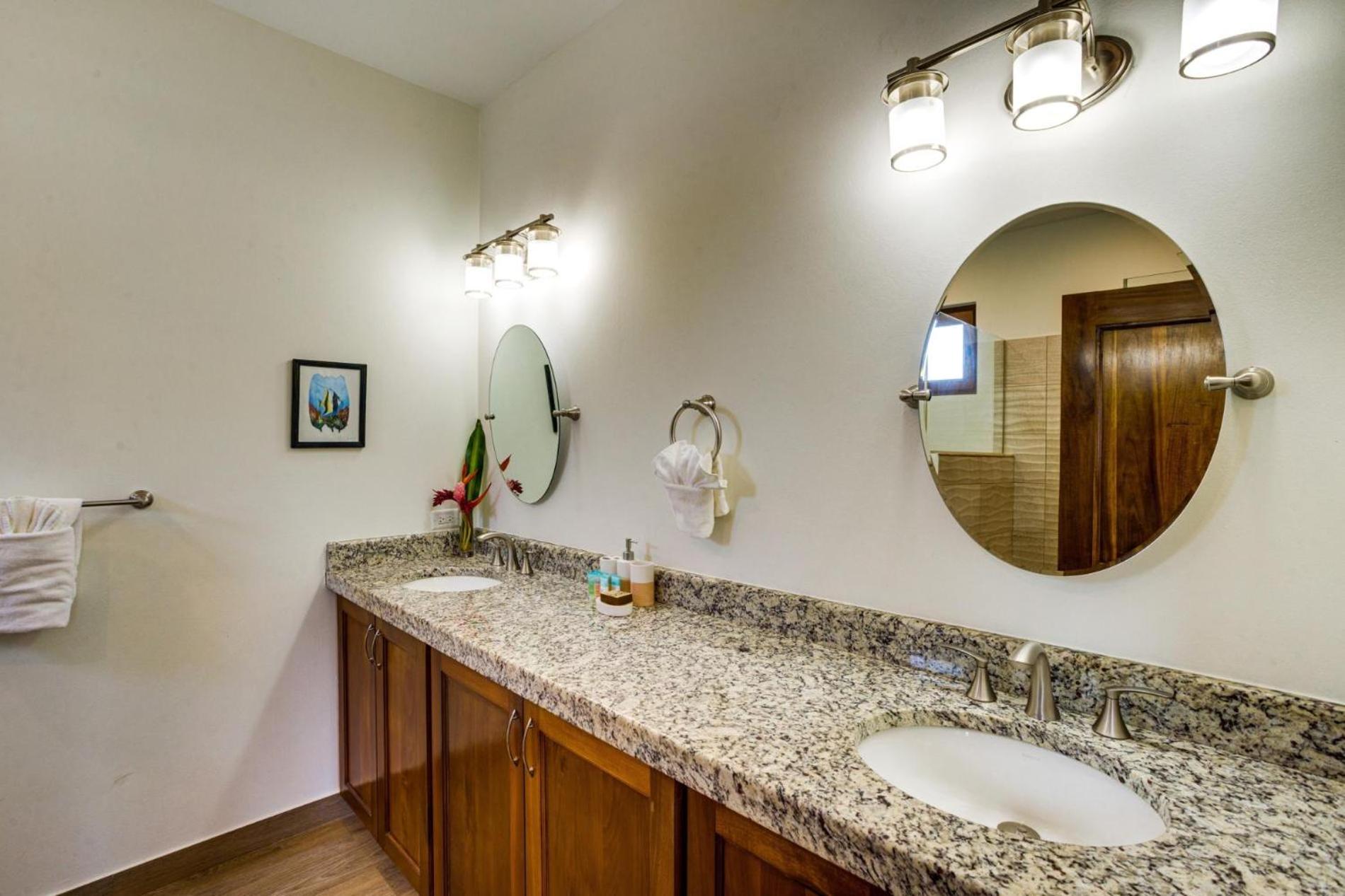 South Gull - 5 Bedroom Beachfront Villa w Large Pool Staff