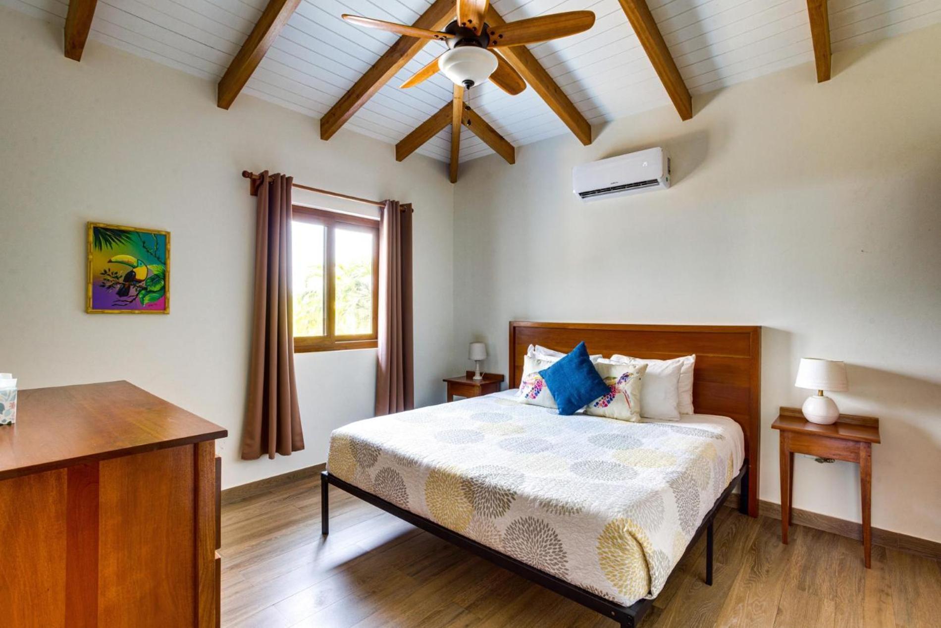 South Gull - 5 Bedroom Beachfront Villa w Large Pool Staff