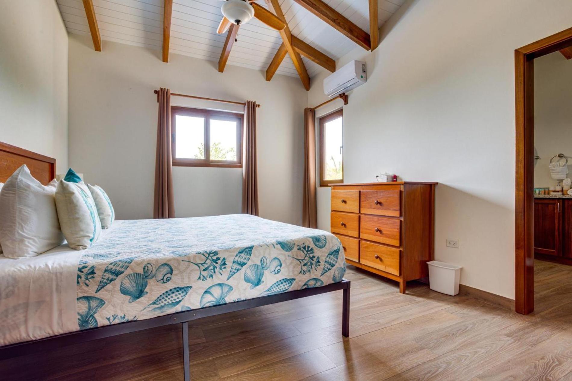 South Gull - 5 Bedroom Beachfront Villa w Large Pool Staff