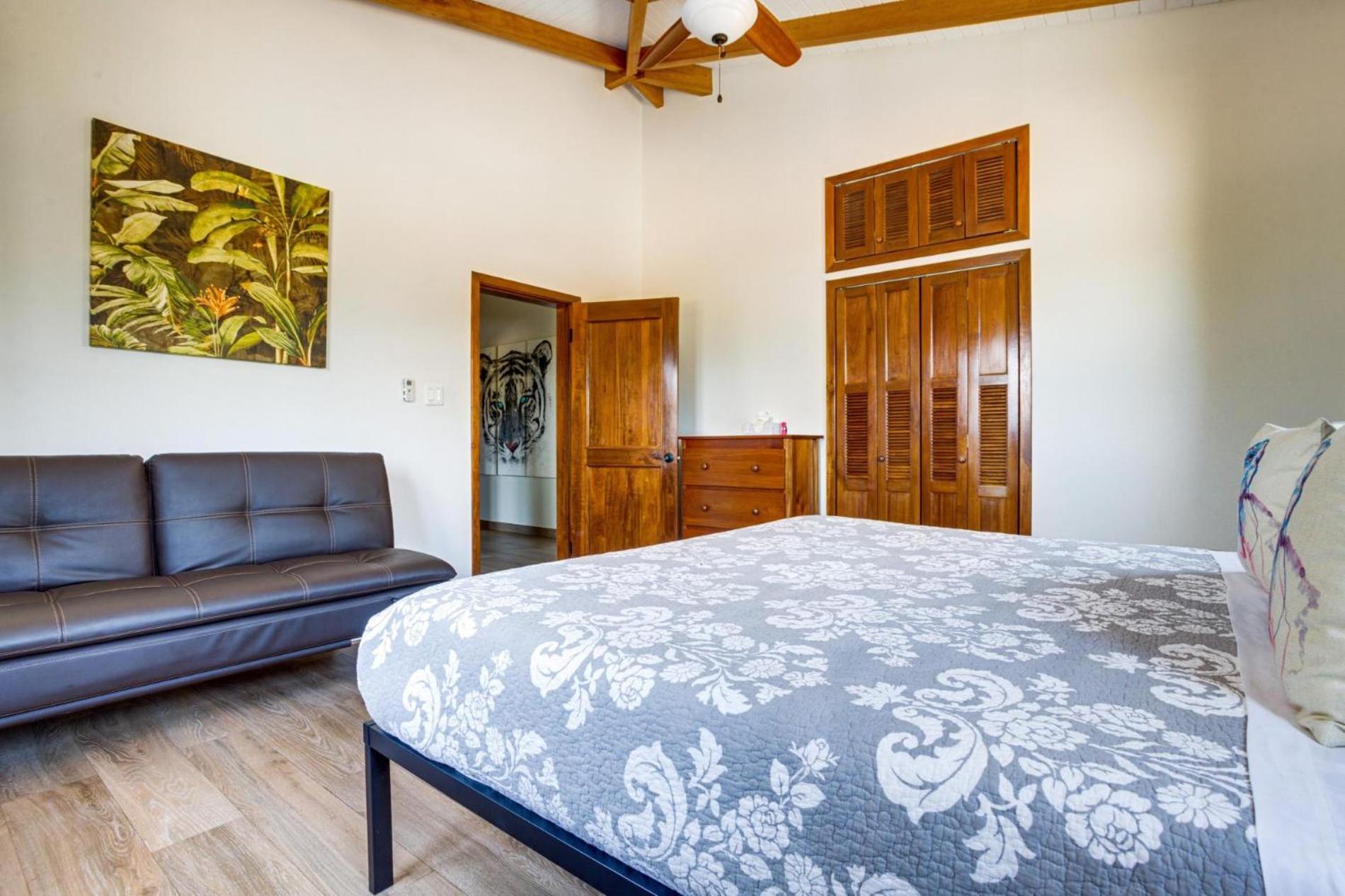 South Gull - 5 Bedroom Beachfront Villa w Large Pool Staff