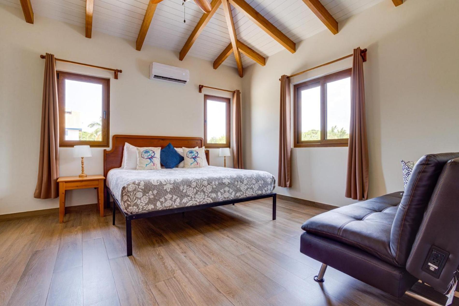 South Gull - 5 Bedroom Beachfront Villa w Large Pool Staff