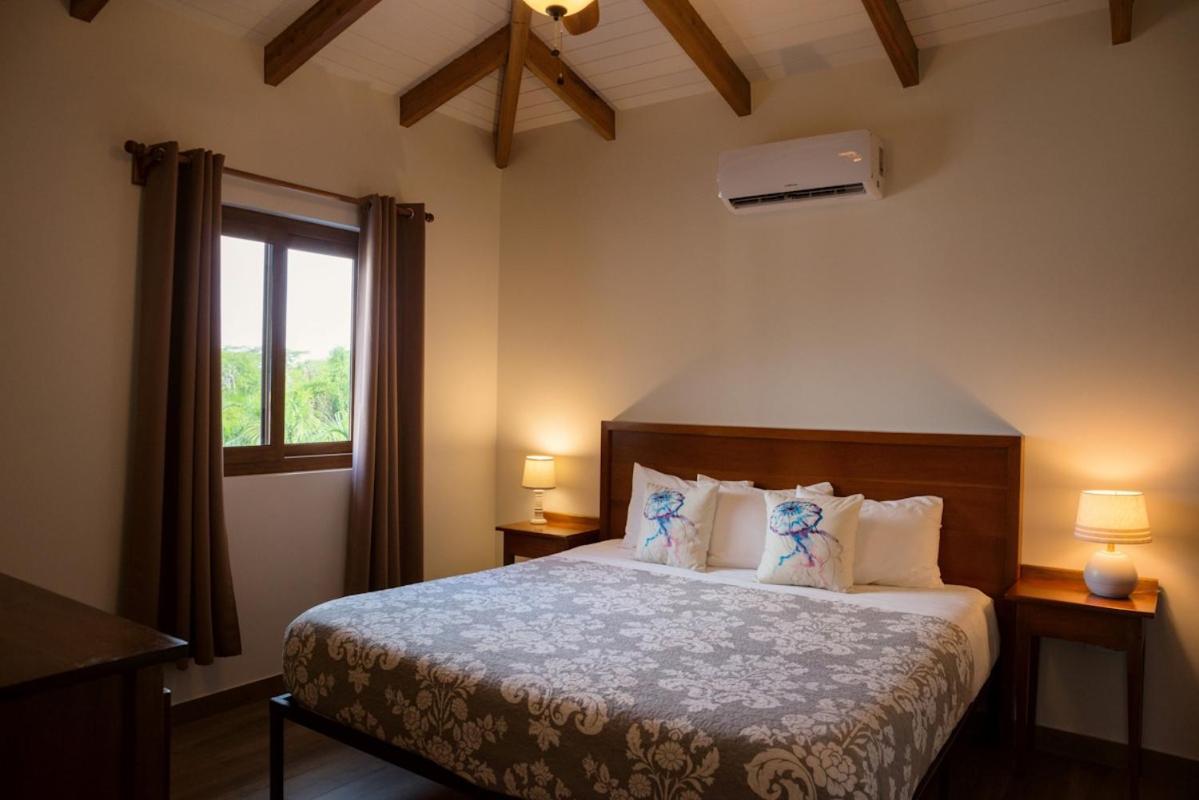 South Gull - 5 Bedroom Beachfront Villa w Large Pool Staff