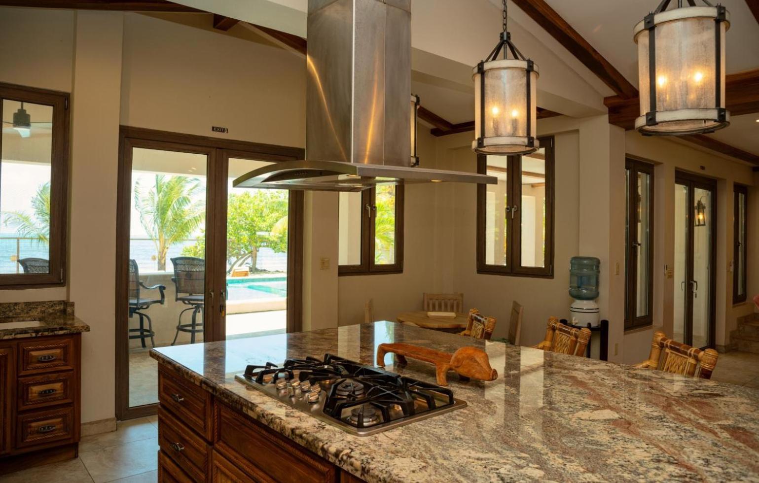 Surfside Gecko - Large Oceanfront Villa with Pool Close to Village