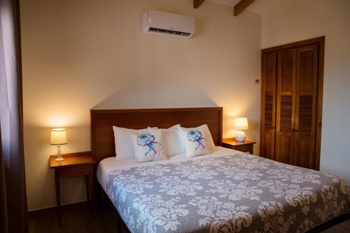 South Gull - 5 Bedroom Beachfront Villa w Large Pool Staff