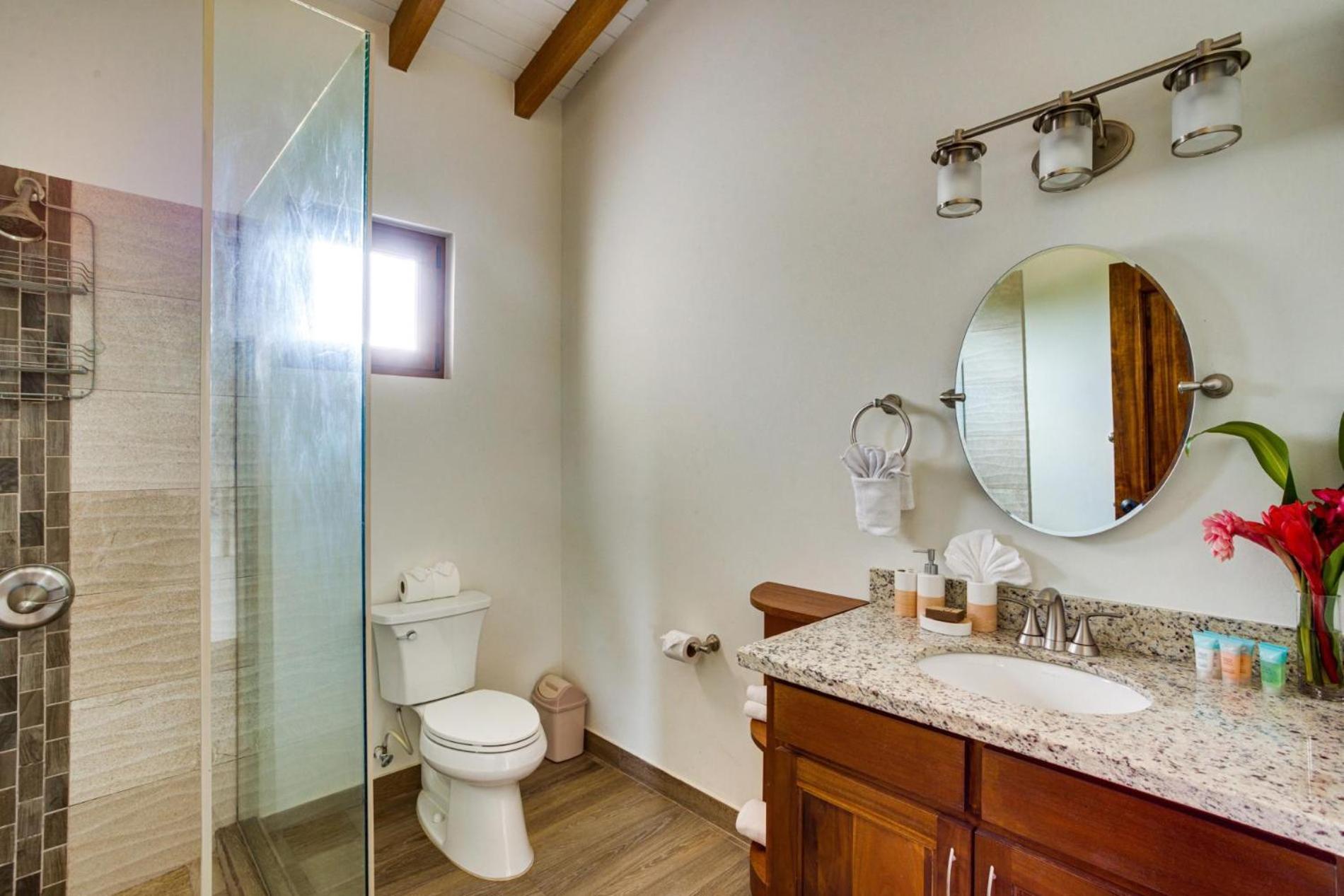 South Gull - 5 Bedroom Beachfront Villa w Large Pool Staff