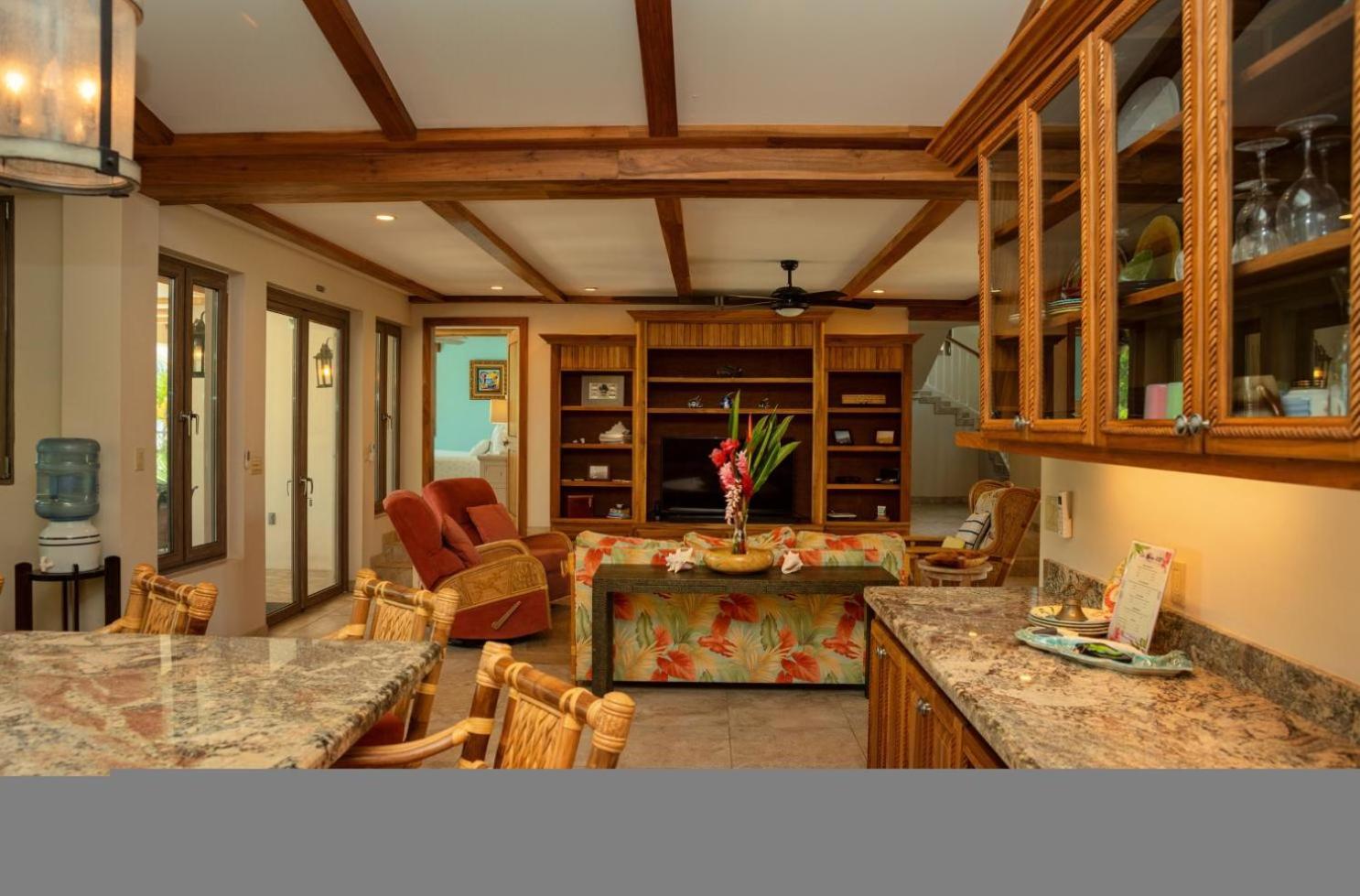 Surfside Gecko - Large Oceanfront Villa with Pool Close to Village