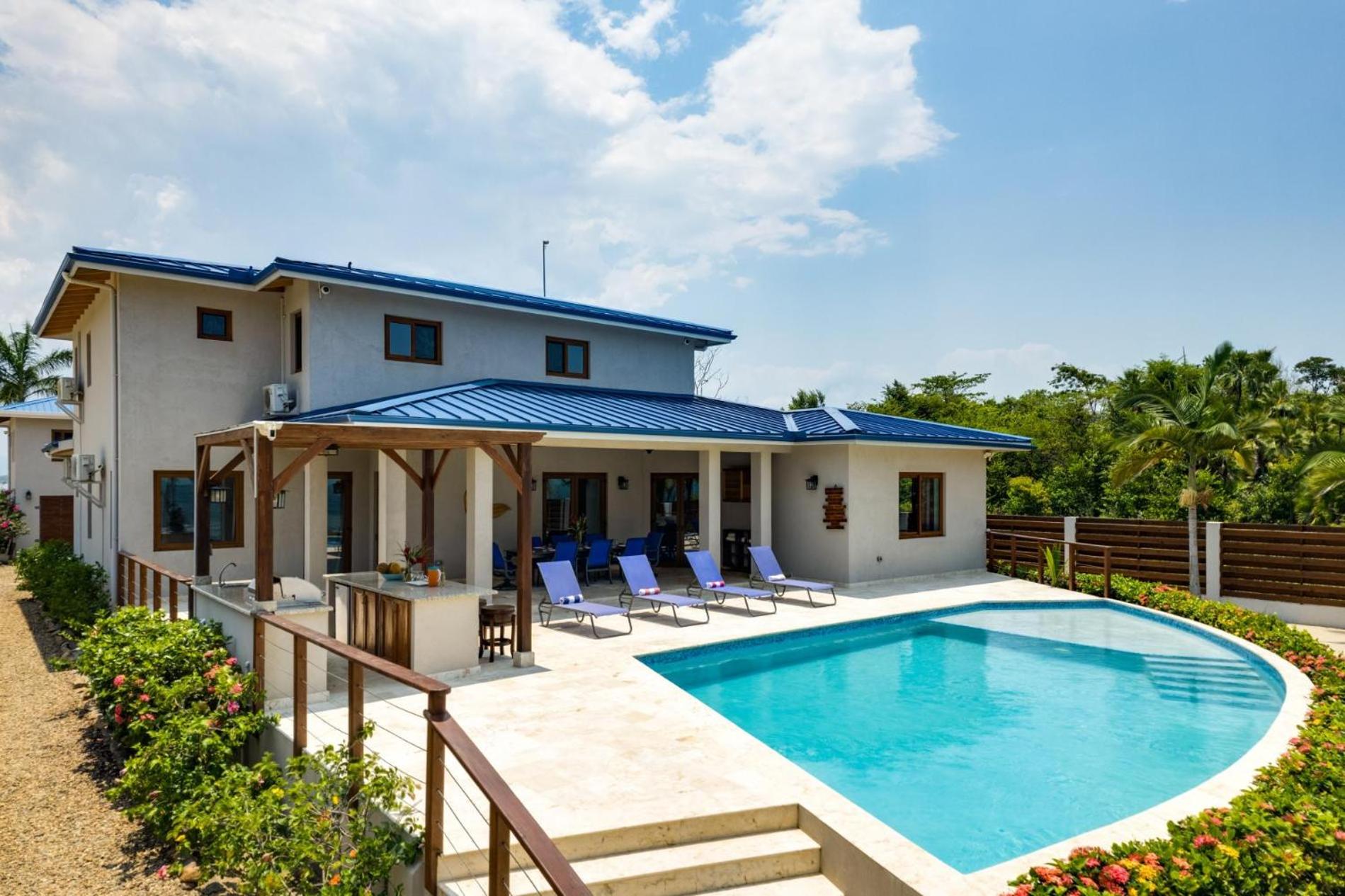 South Gull - 5 Bedroom Beachfront Villa w Large Pool Staff