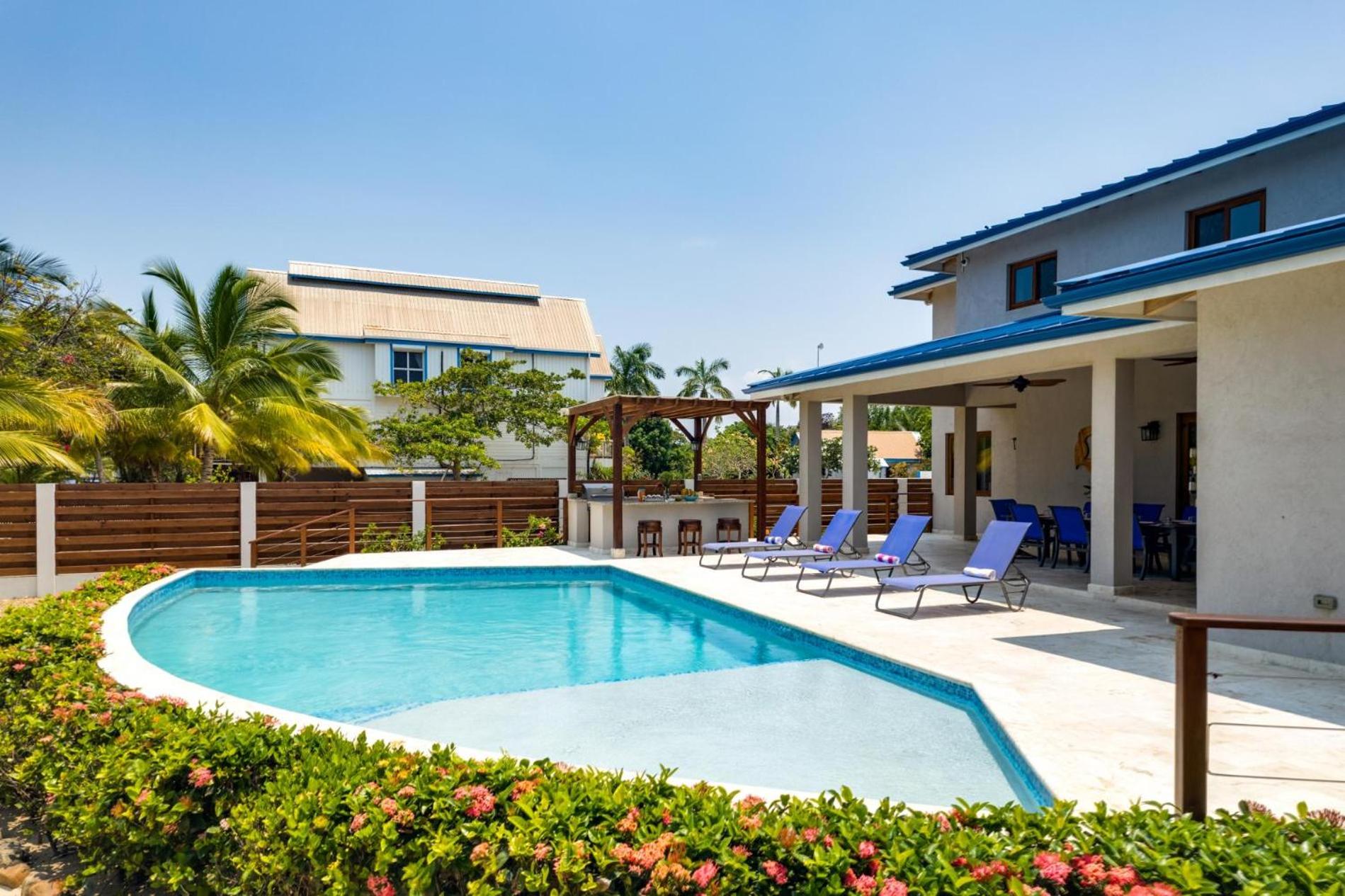 South Gull - 5 Bedroom Beachfront Villa w Large Pool Staff