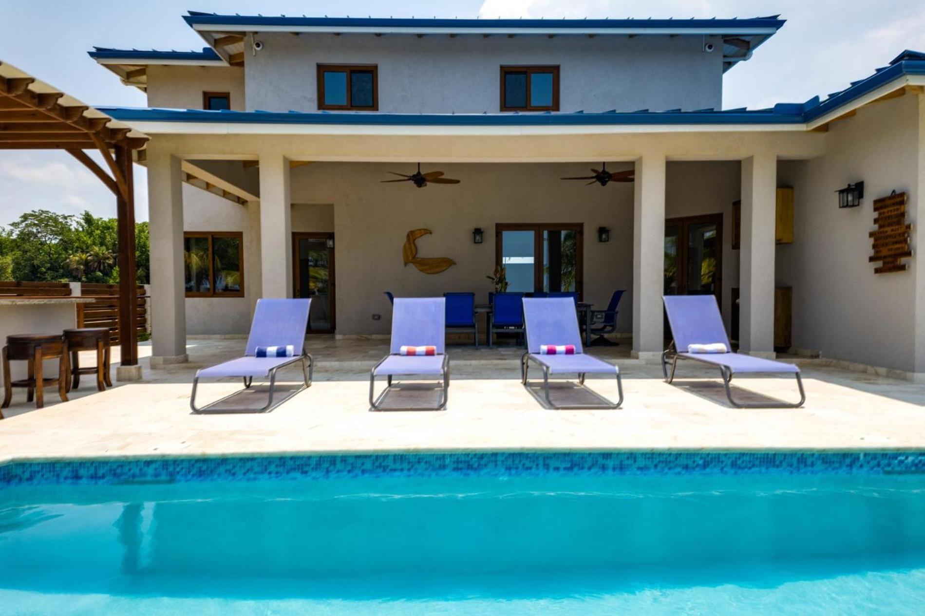 South Gull - 5 Bedroom Beachfront Villa w Large Pool Staff