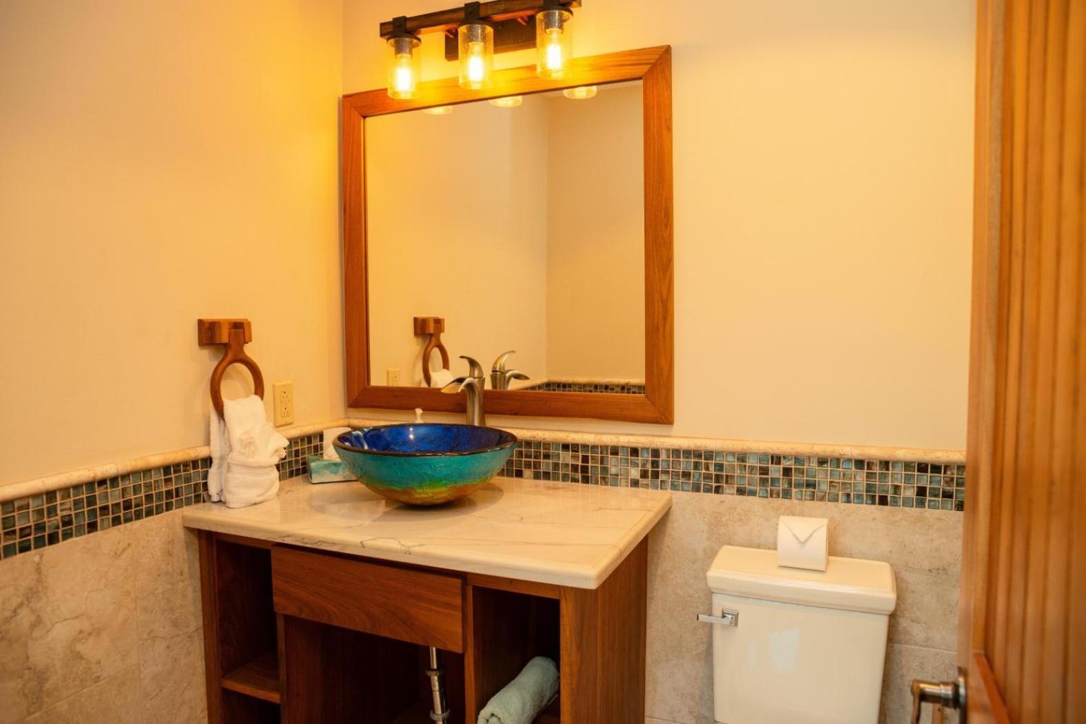 Surfside Gecko - Large Oceanfront Villa with Pool Close to Village