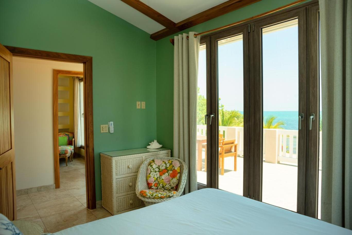 Surfside Gecko - Large Oceanfront Villa with Pool Close to Village