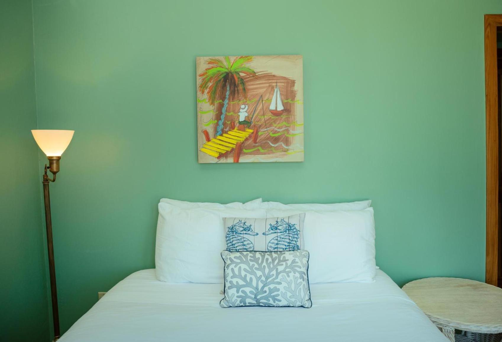 Surfside Gecko - Large Oceanfront Villa with Pool Close to Village